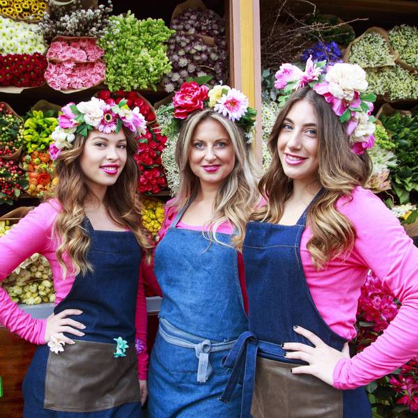 Holländerinnen vom Keukenhof posieren vor einem Blumendisplay.