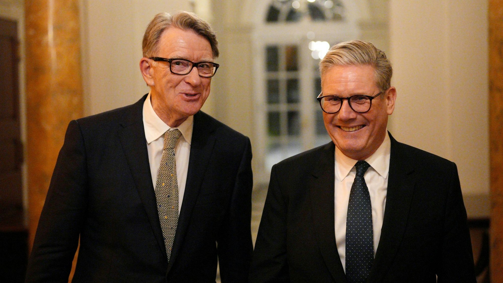 Die Affäre um Peter Mandelson (links) führte beinahe zum Sturz des britischen Premierministers Keir Starmer (rechts). (Archivfoto)