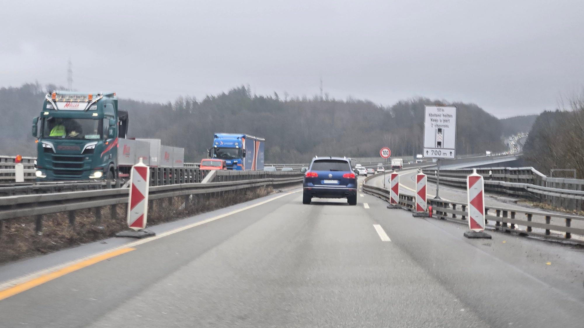 Ein großer Lkw auf der entgegenkommenden Fahrspur.