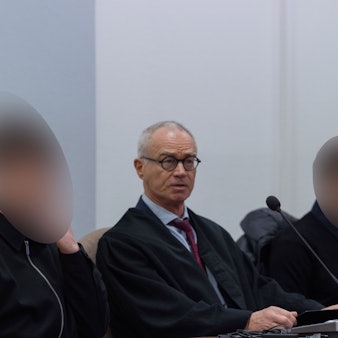 Die beiden Angeklagten sitzen im Landgericht neben ihren Anwälten.