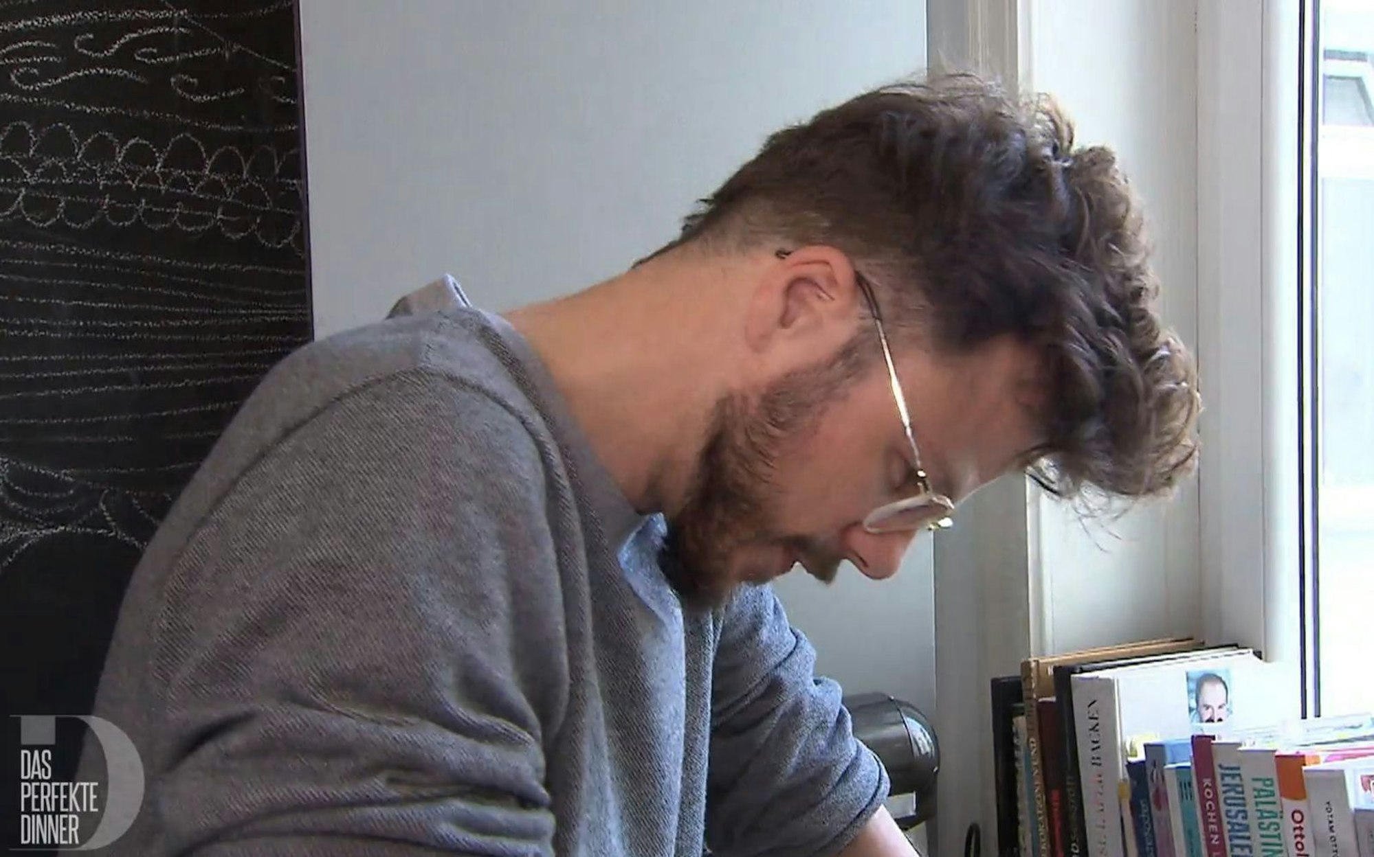 Stefan vertieft sich in sein Menü. (Bild: RTL)