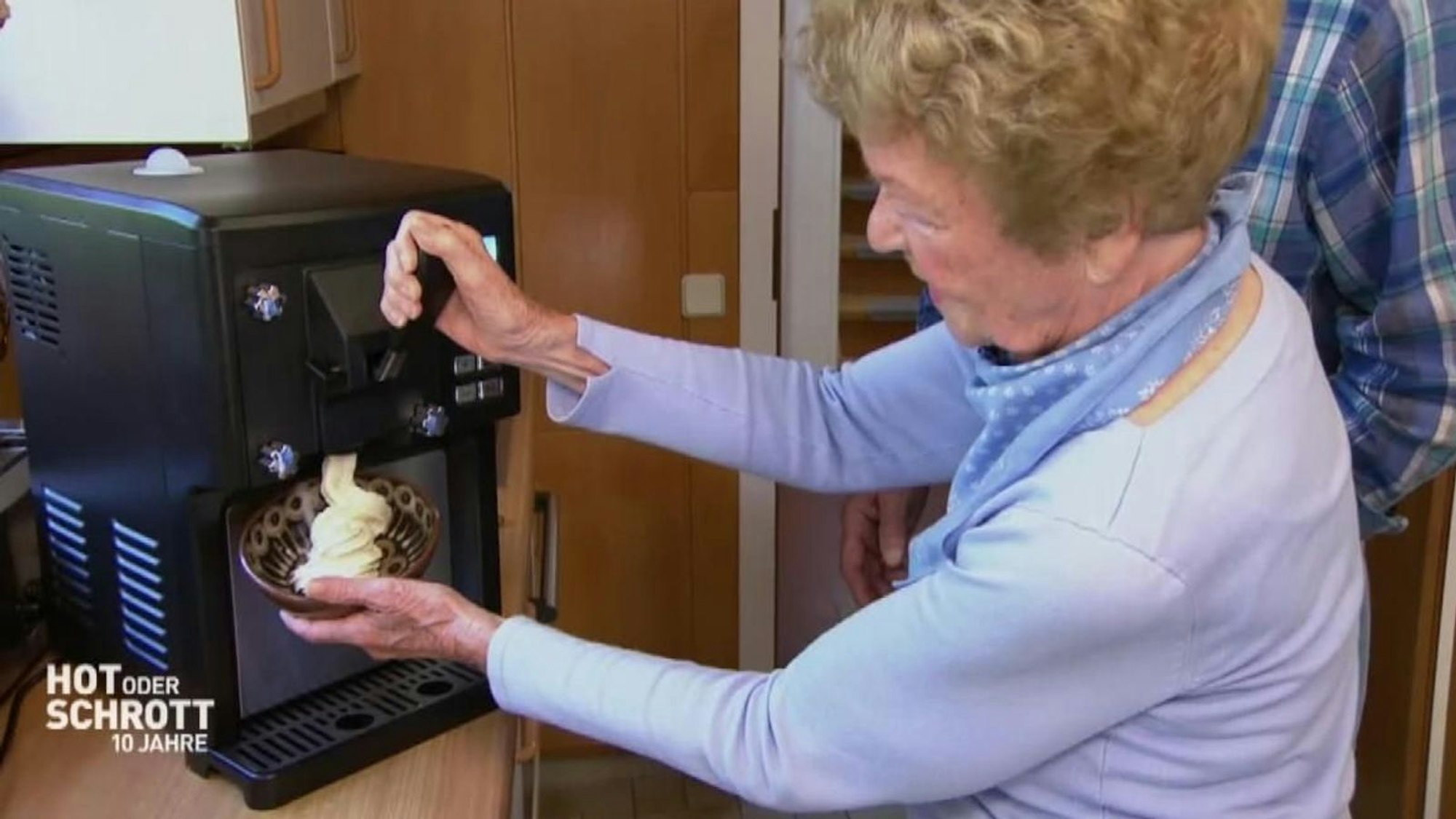 Die „Sweet Sundae Eiscreme Maschine“ verspricht leckeres Softeis. Ingrid Kneidinger ist gespannt auf den Geschmackstest. (Bild: RTL)