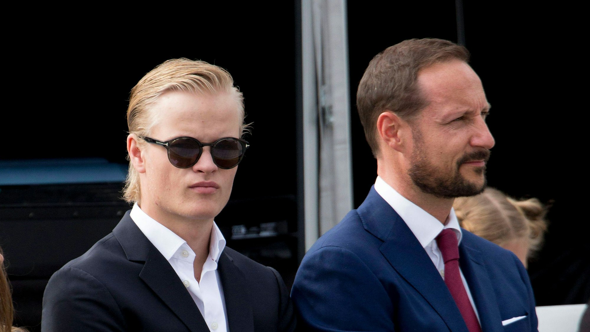 Marius Borg Høiby & Prinz Haakon in Anzügen.
