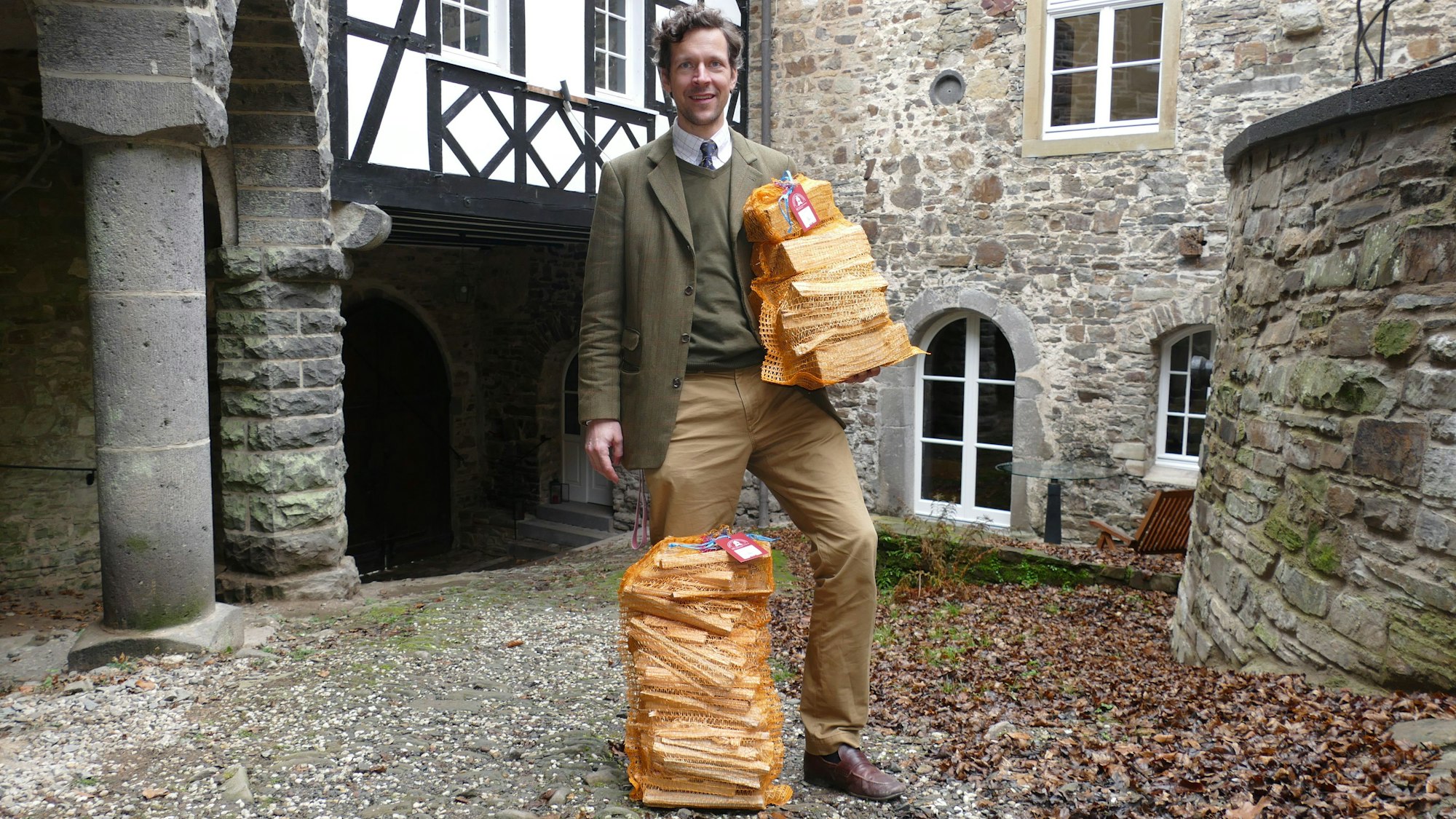 Auch die Nesselrodesche Forstverwaltung von Maximilian Graf von Nesselrode verkauft Kaminholz aus den eigenen Wäldern.