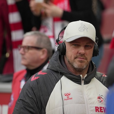 Lukas Kwasniok mit Headset bei einem Interview.