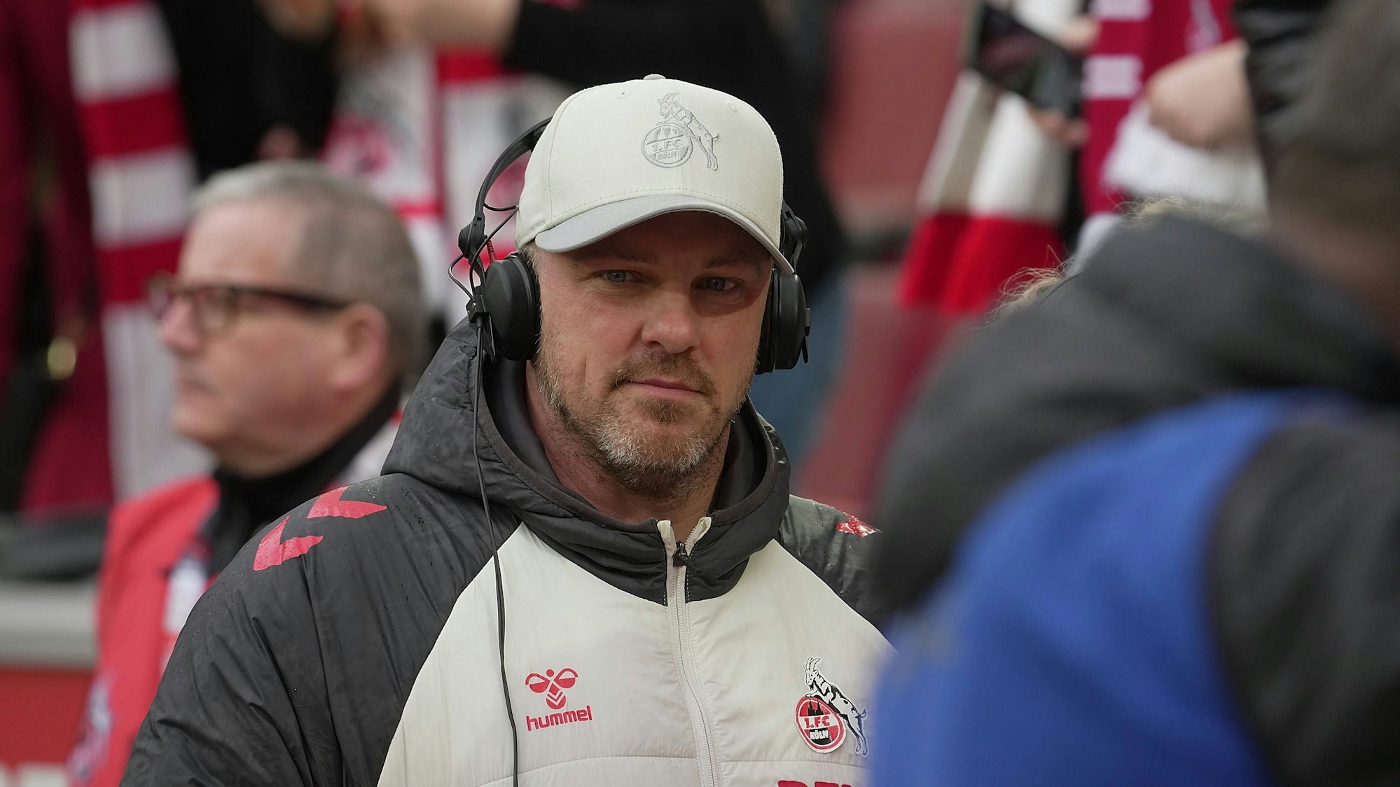 Lukas Kwasniok mit Headset bei einem Interview.