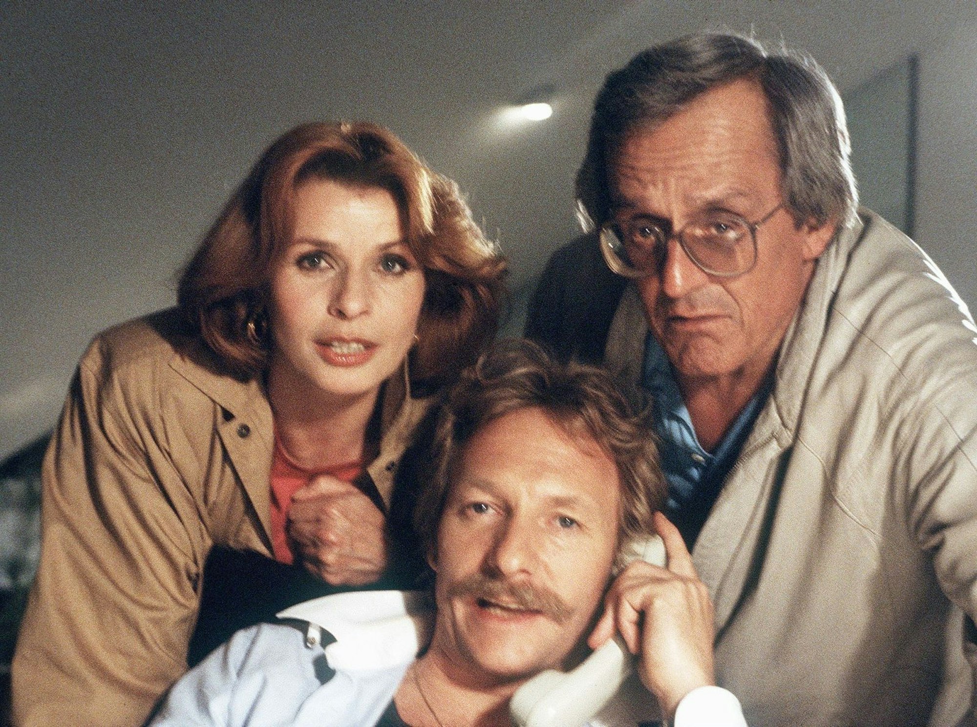 Trio infernale des deutschen Serien-Fernsehens der 80er: Senta Berger, Franz Xaver Kroetz (Mitte) und Dieter Hildebrandt in „Kir Royal“. (Bild: BR / MDR)