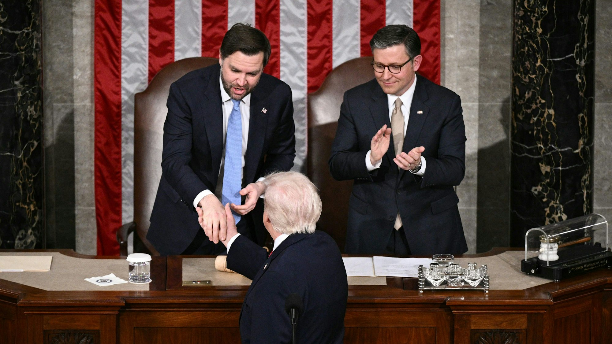 US-Präsident Donald Trump beim Handschlag mit Vizepräsident JD Vance nach seiner Rede zur Lage der Nation.