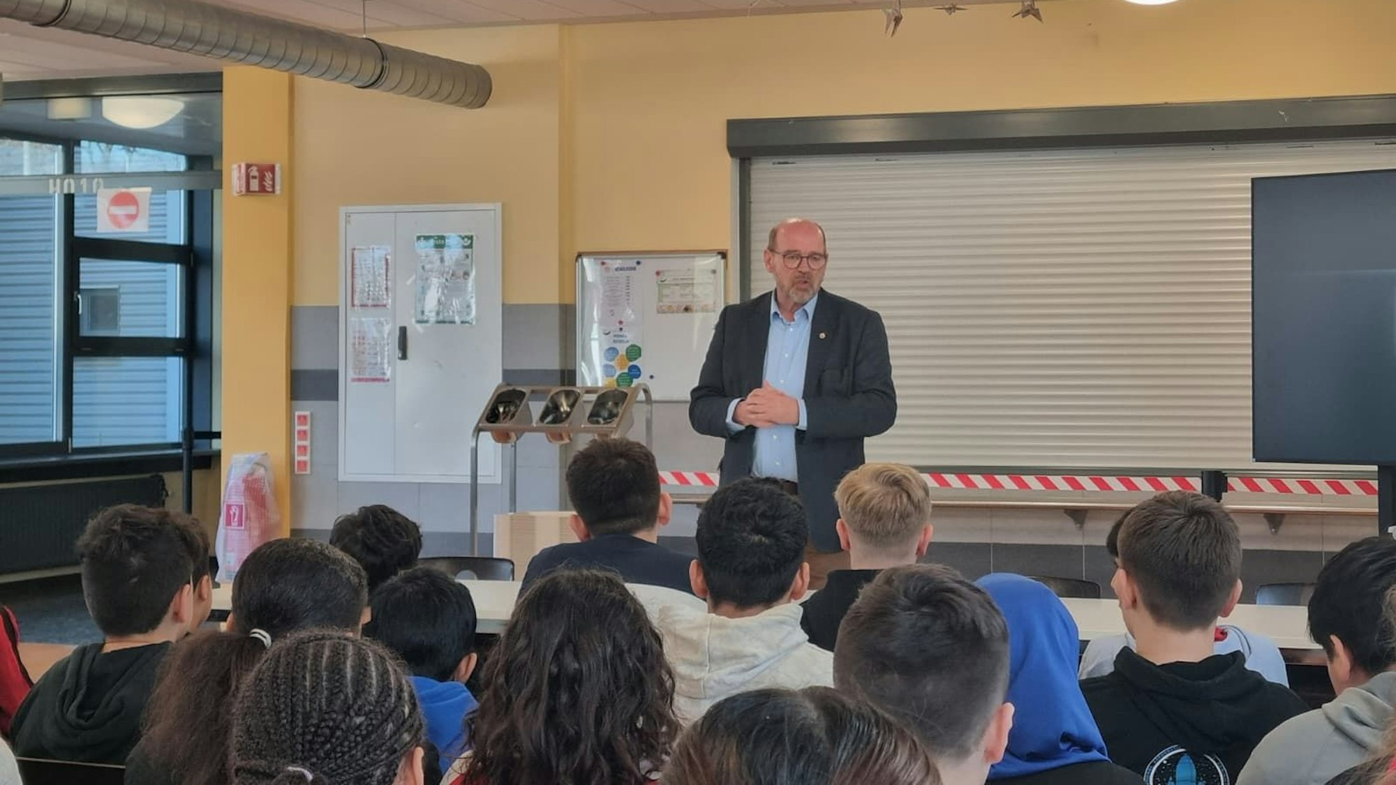 Rainer Schmeltzer, Vizepräsident des Landtags von NRW, kommt mit Schülerinnen und Schülern der Theodor-Wuppermann-Schule ins Gespräch