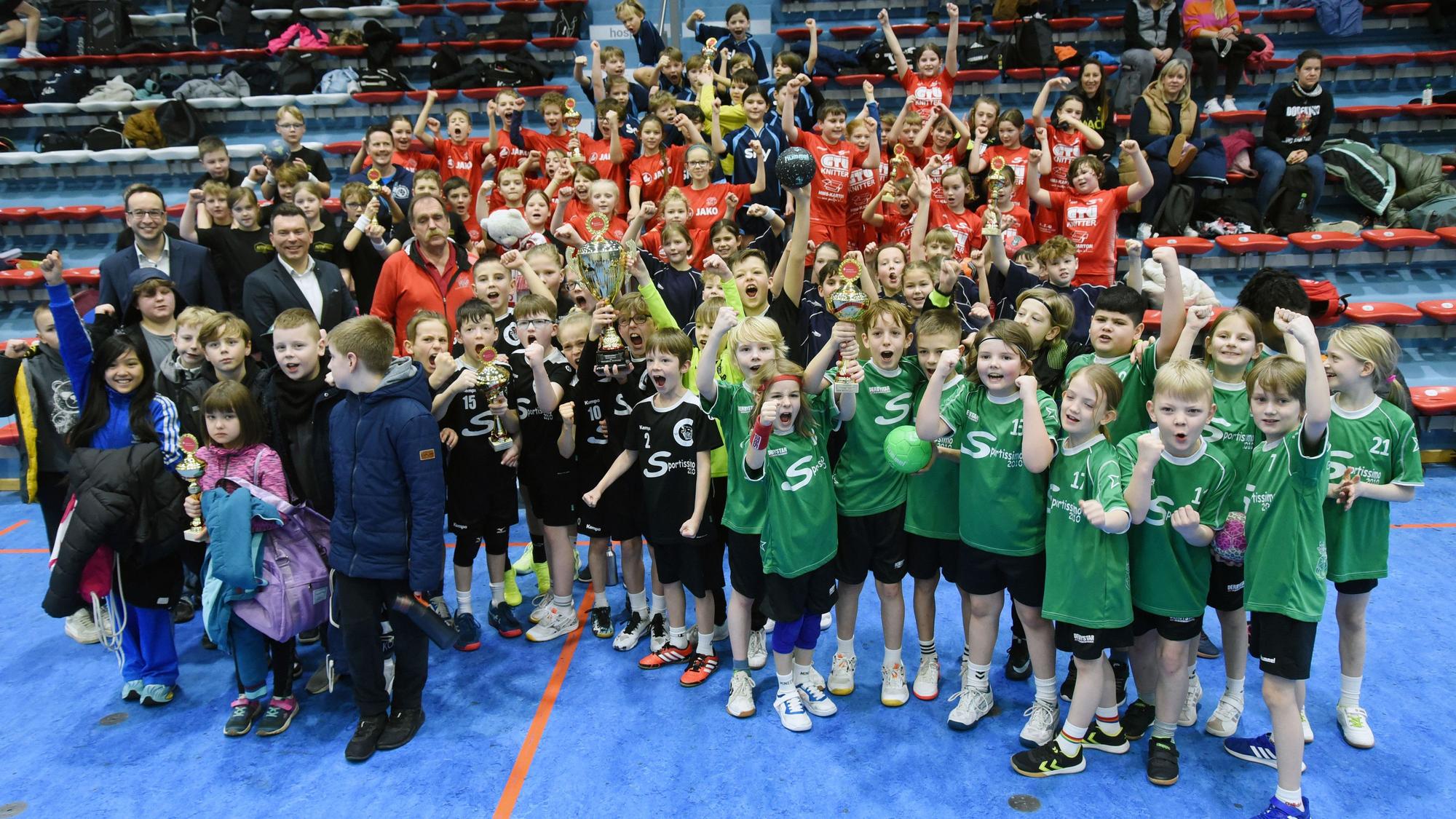 Jubelnde Kinder in der Sporthalle.