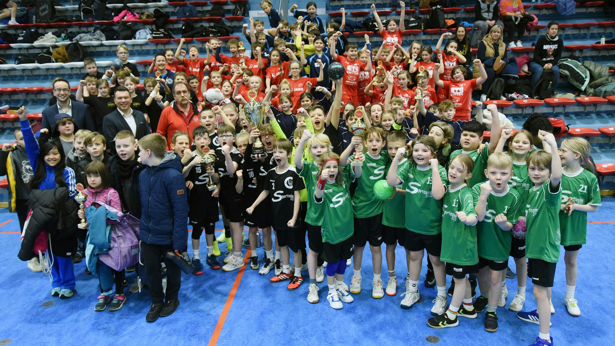 Jubelnde Kinder in der Sporthalle.