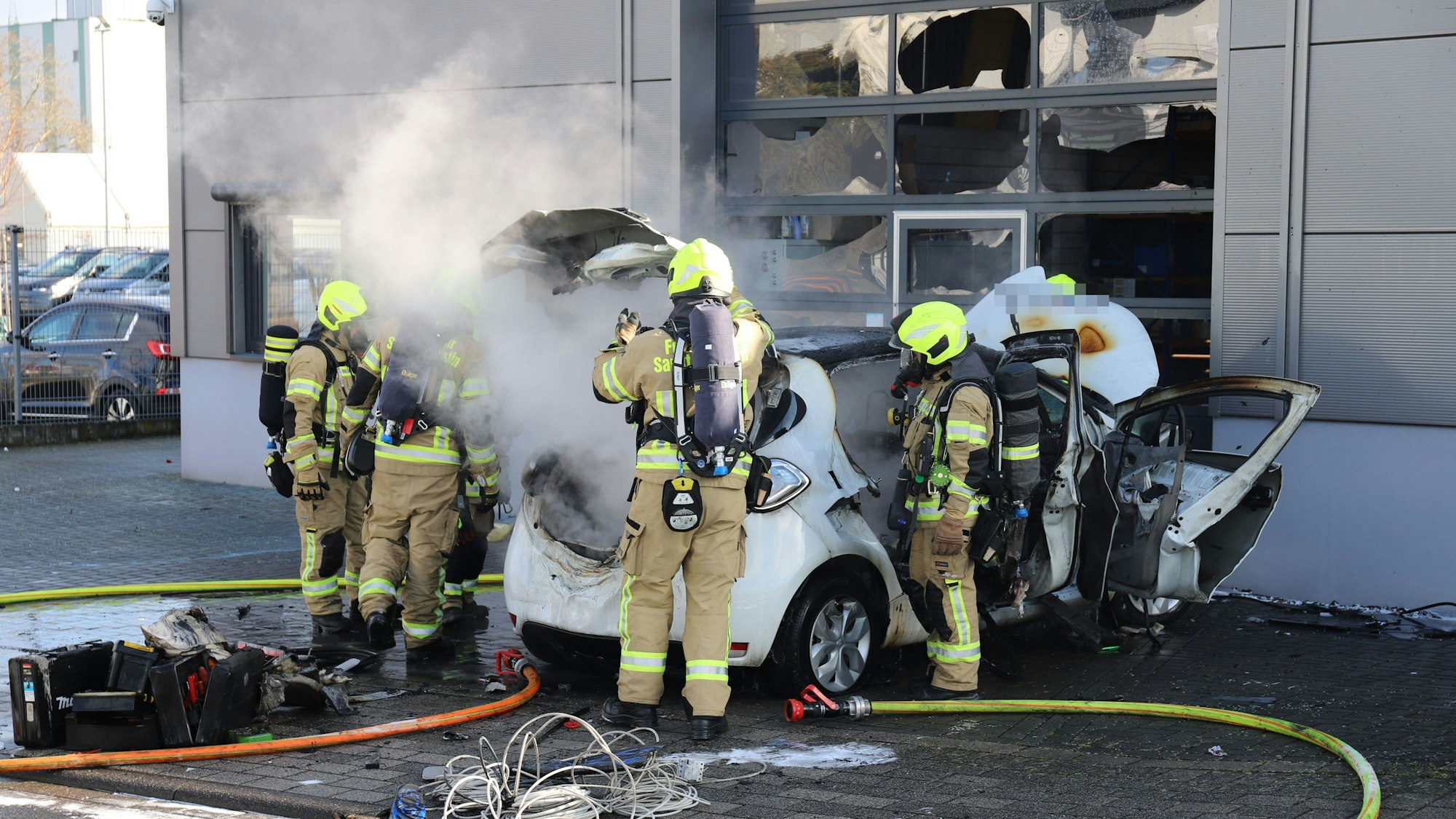 Am Hallentor sind die geplatzten Scheiben gut zu erkennen.
