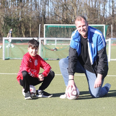 Elias Blum und sein Vater Jean-Marie Blum vor dem letzten Spiel des Sohnes am Samstag. Zu seinem Geburtstag darf er mit der U11 des FC Sankt Augustin gegen die U10 von Bayer Leverkusen und Borussia Dortmund kicken. Aus gesundheitlichen Gründen muss der Zehnjährige, der mit einem Herzfehler lebt, frühzeitig seine Karriere beenden.