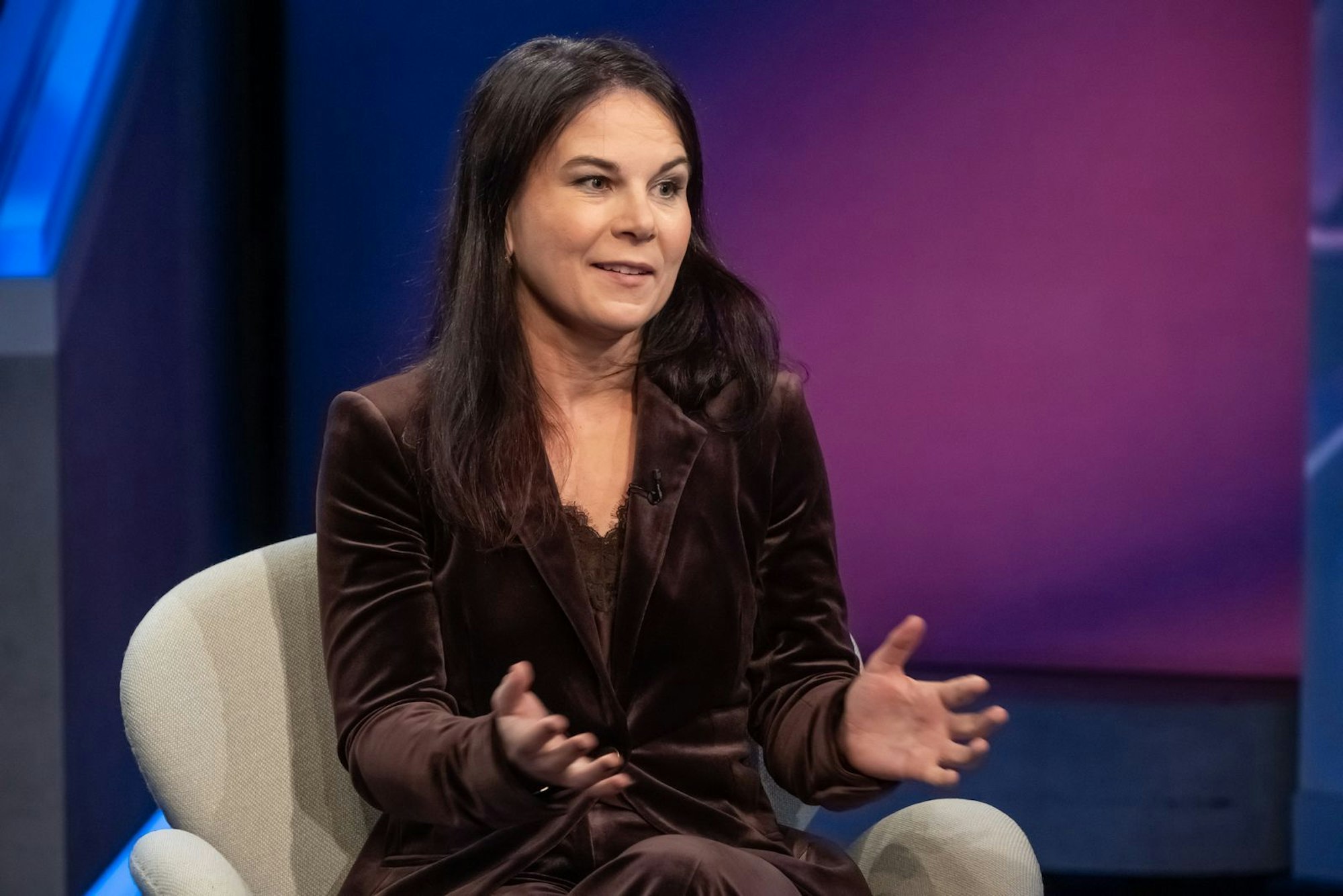 Annalena Baerbock warb bei Sandra Maischberger für die Vereinten Nationen, gab aber zu, dass es Reformen geben müsse. (Bild: WDR / Oliver Ziebe)