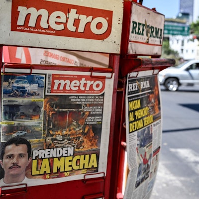 Eine Zeitung mit dem Foto von „El Mencho".