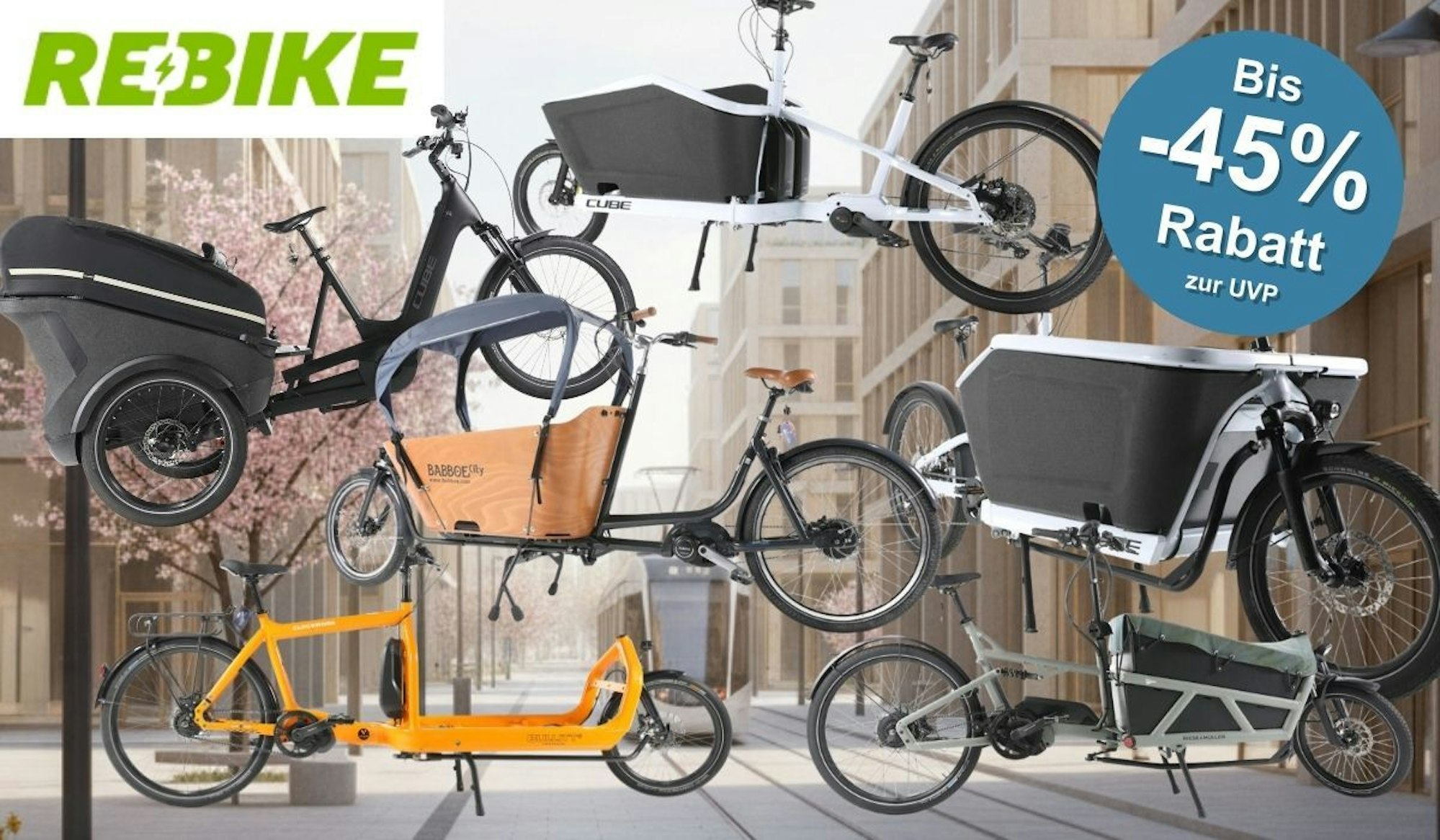 Collage verschiedener refurbished E-Lastenräder unterschiedlicher Marken (u. a. Cube, Babboe, Riese & Müller) vor urbanem Hintergrund, mit Rebike-Logo und dem Hinweis auf bis zu 45% Rabatt zur UVP.