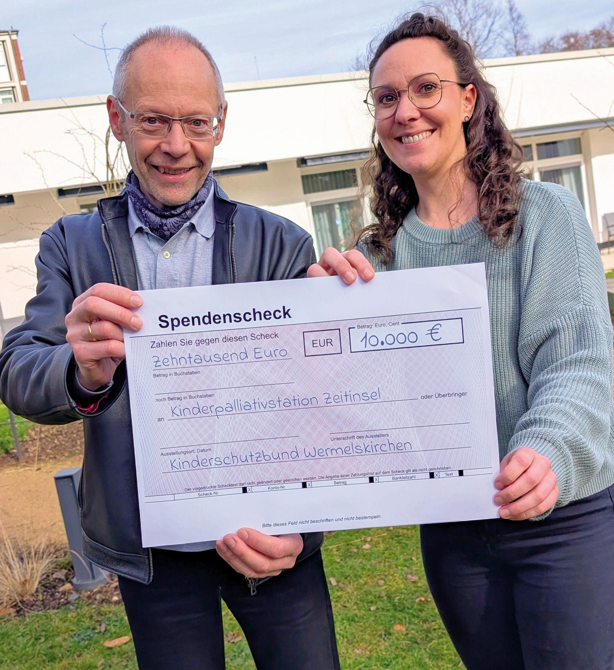 Ludwig Fein vom Kinderschutzbund übergab den Spendenscheck in Schlebusch.
