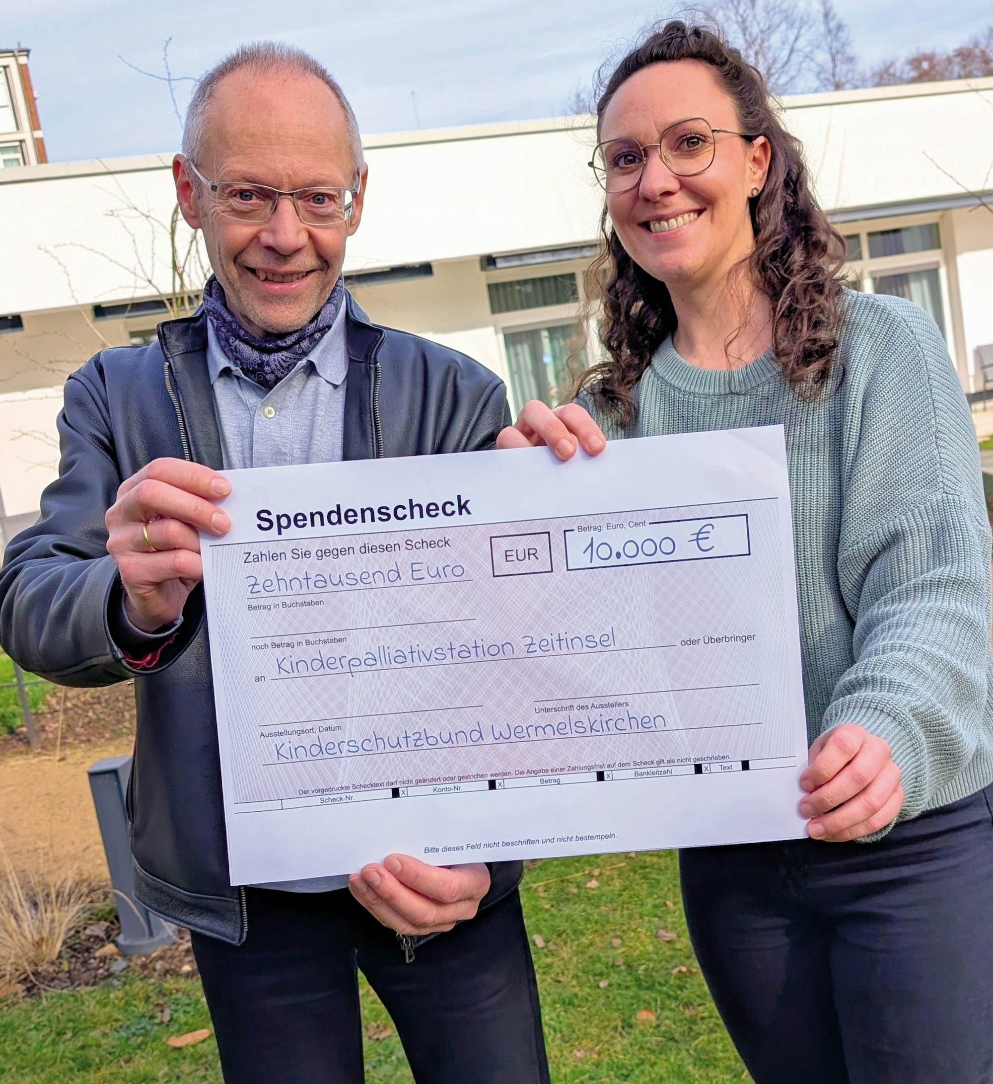 Ludwig Fein vom Kinderschutzbund übergab den Spendenscheck in Schlebusch.