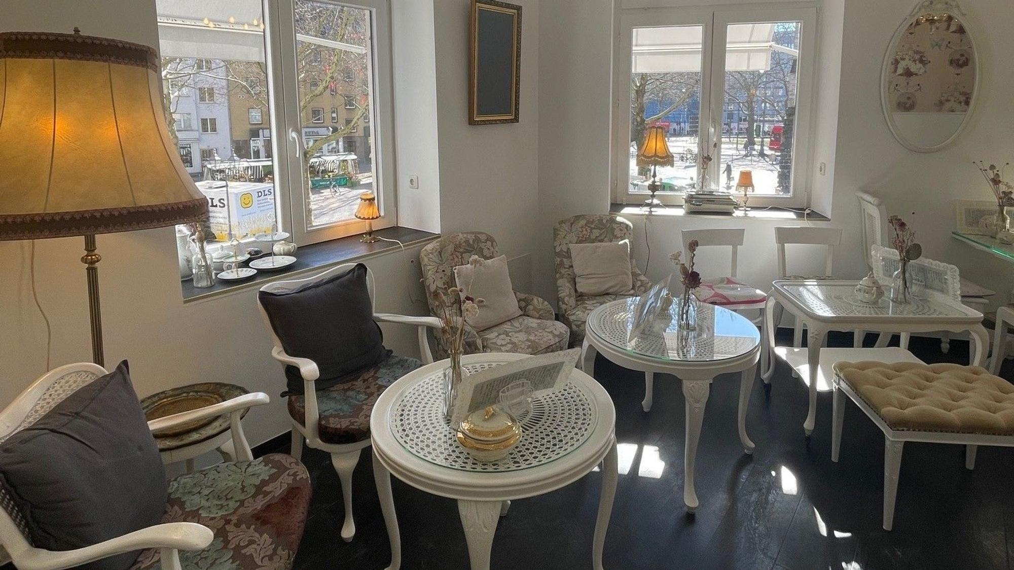 Der Innenraum des neuen Café Miss Päpki am Rudolfplatz.