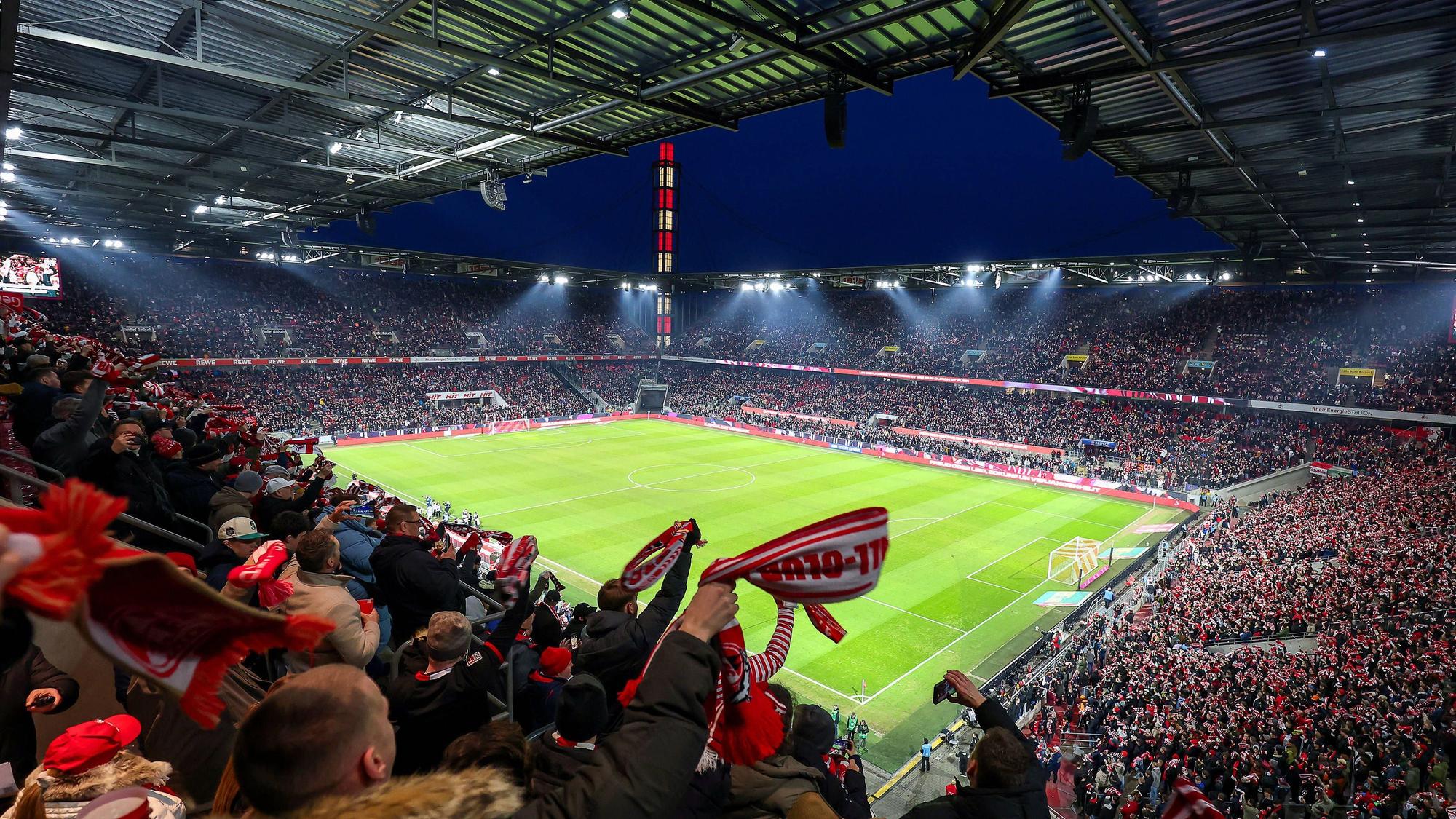 Das ausverkaufte Rhein-Energie-Stadion.