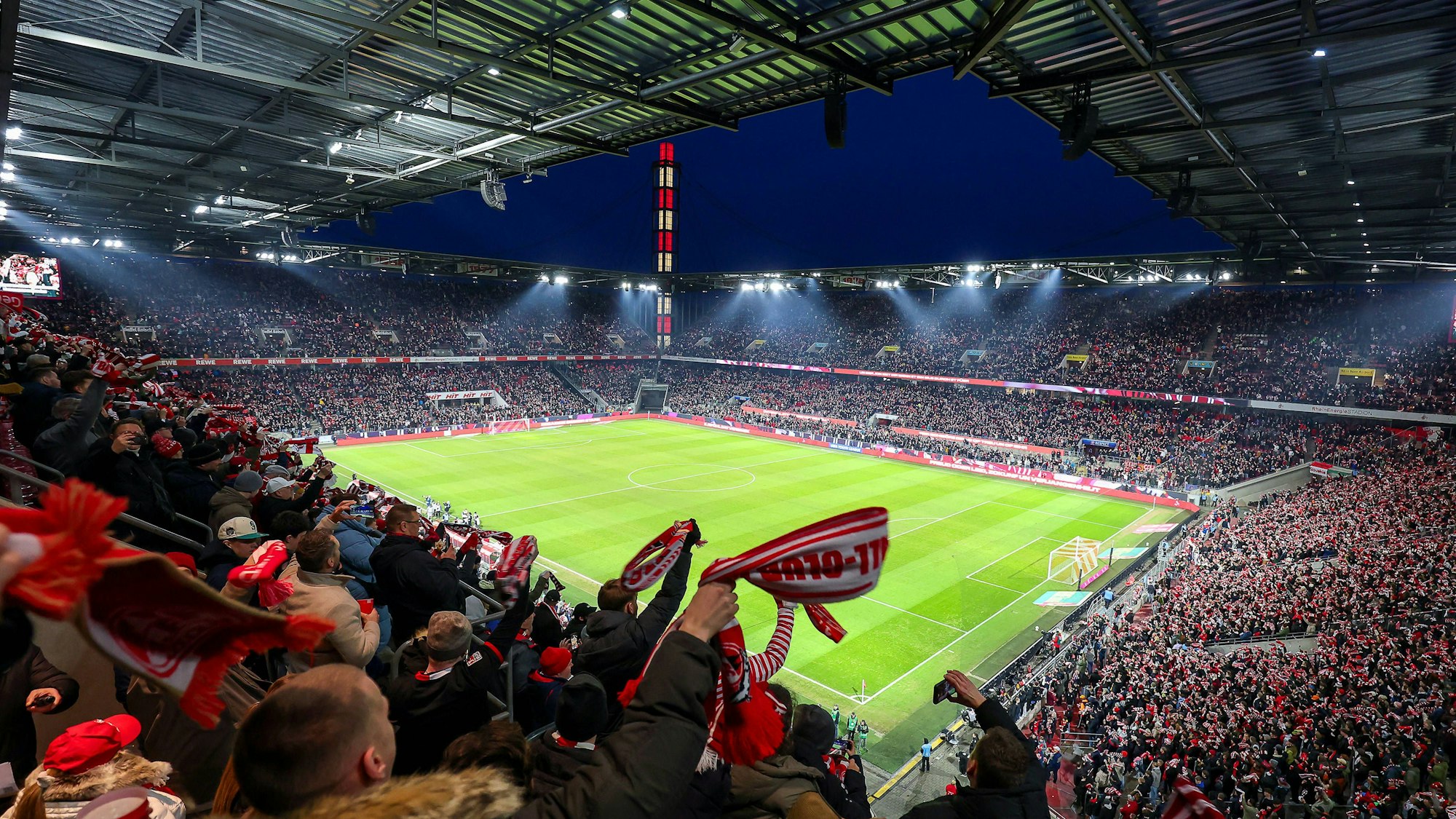Das ausverkaufte Rhein-Energie-Stadion.