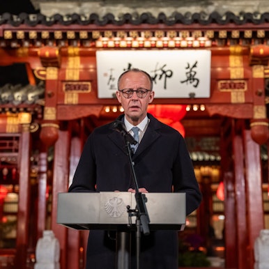 Bundeskanzler Friedrich Merz (CDU) spricht bei einem Pressestatement nach seinem Gespräch mit dem chinesischen Präsidenten Xi. Merz besucht erstmals als Bundeskanzler China.