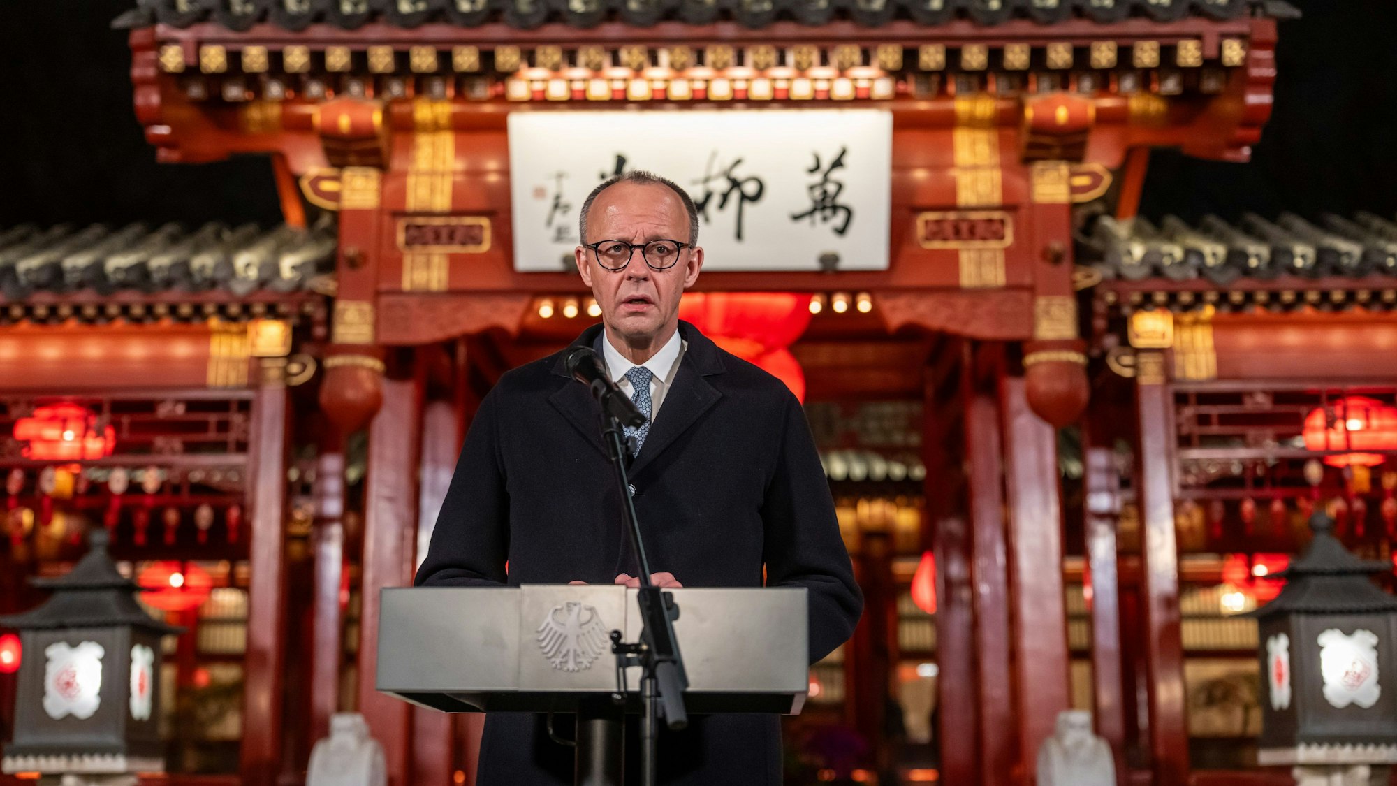 Bundeskanzler Friedrich Merz (CDU) spricht bei einem Pressestatement nach seinem Gespräch mit dem chinesischen Präsidenten Xi. Merz besucht erstmals als Bundeskanzler China.