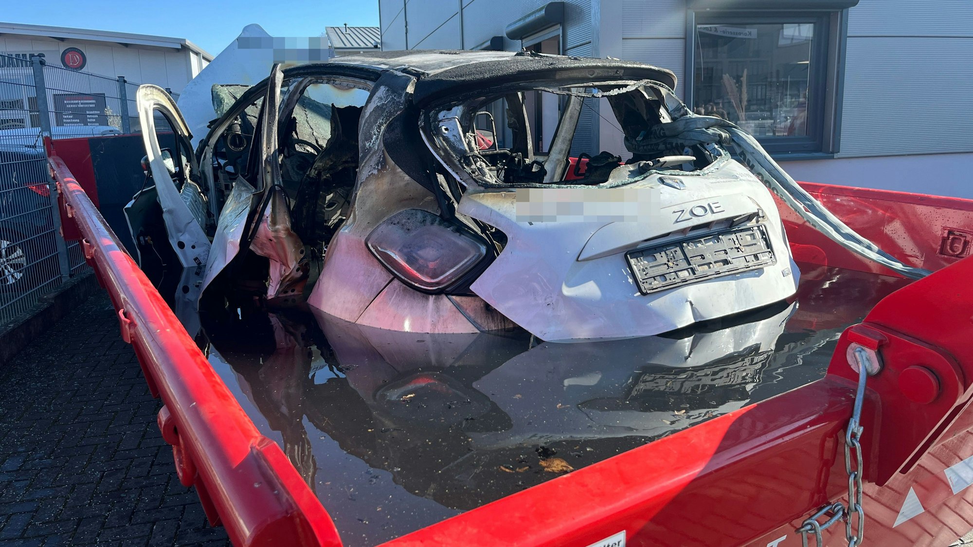 Das ausgebrannte Fahrzeug wurde schließlich in eine Mulde gezogen, die geflutet wurde.