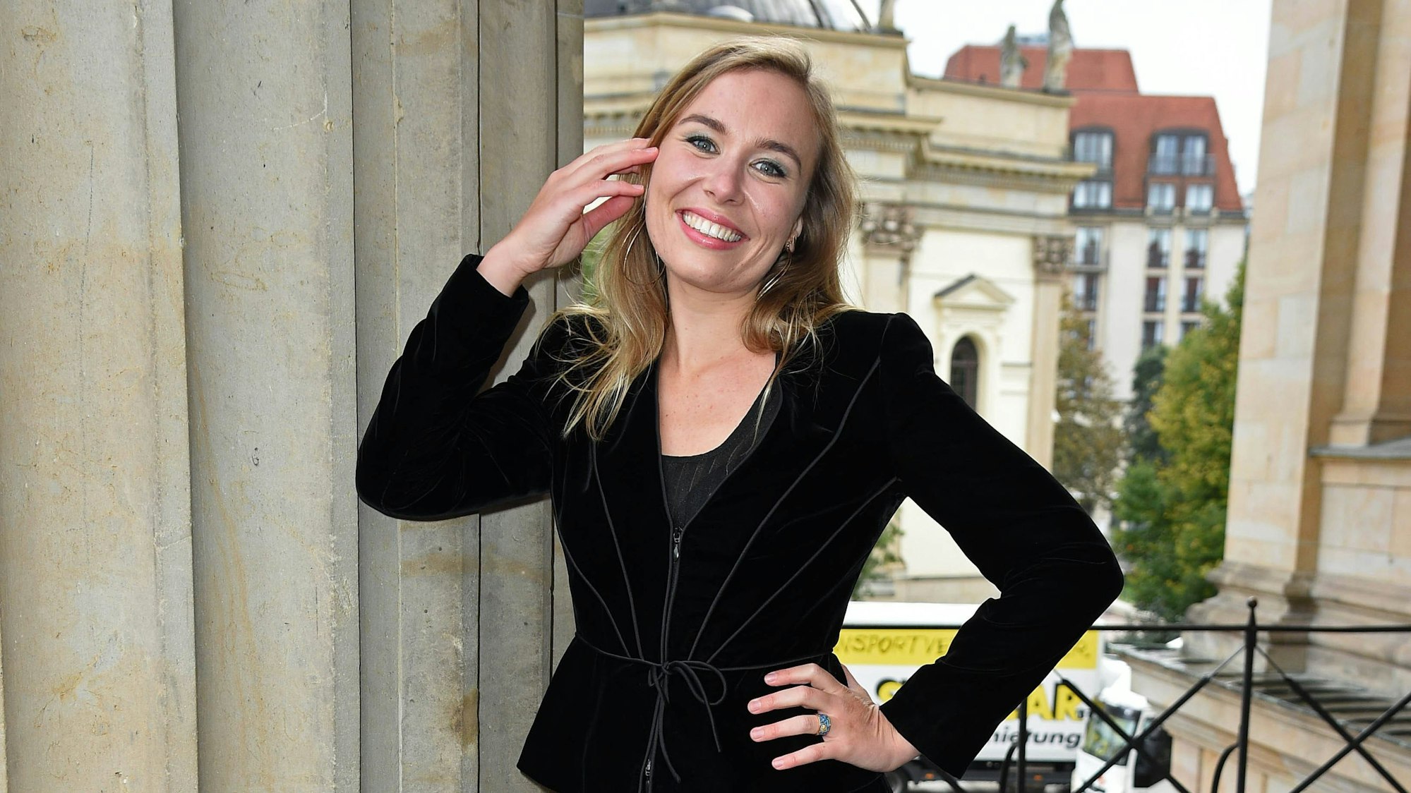 Eine blonde Frau lächelt in die Kamera.