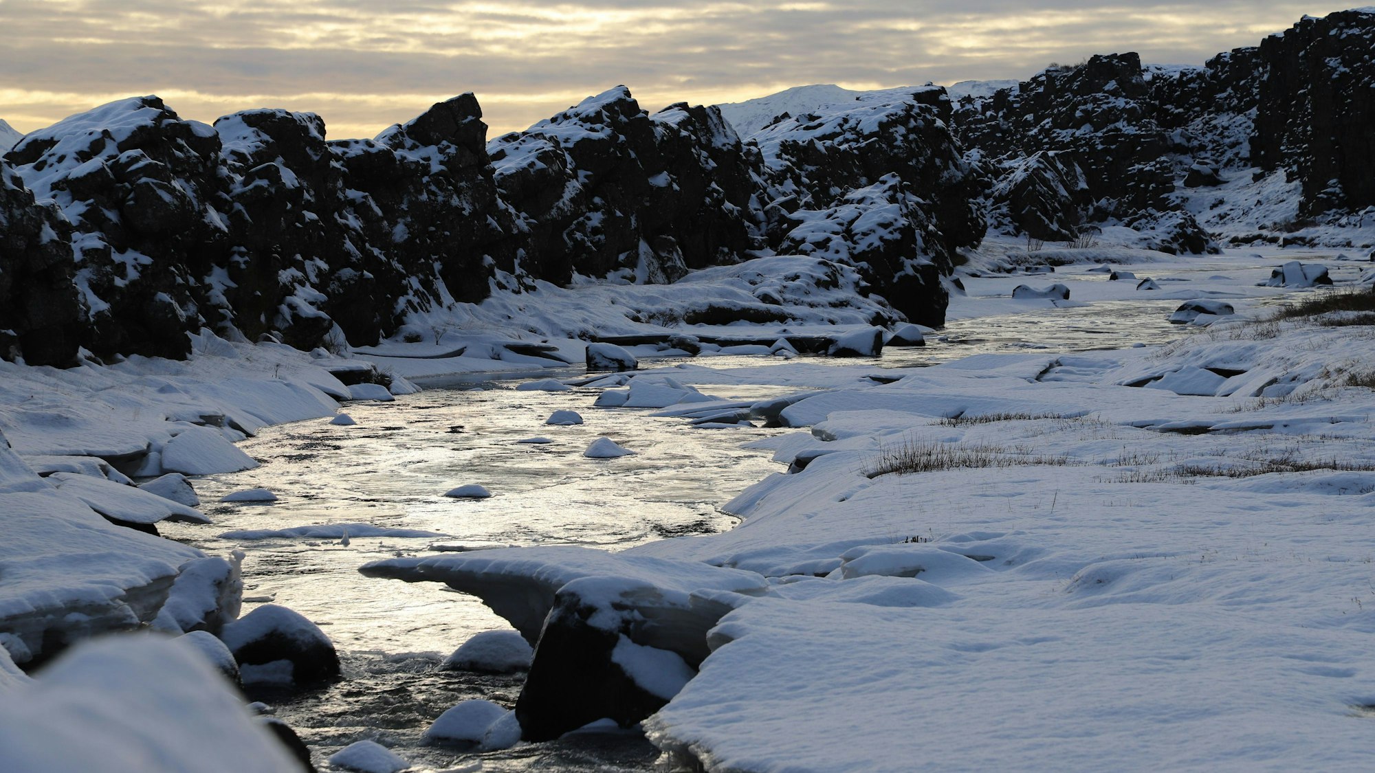 Schnee liegt im Thingvellir-Nationalpark in Island.