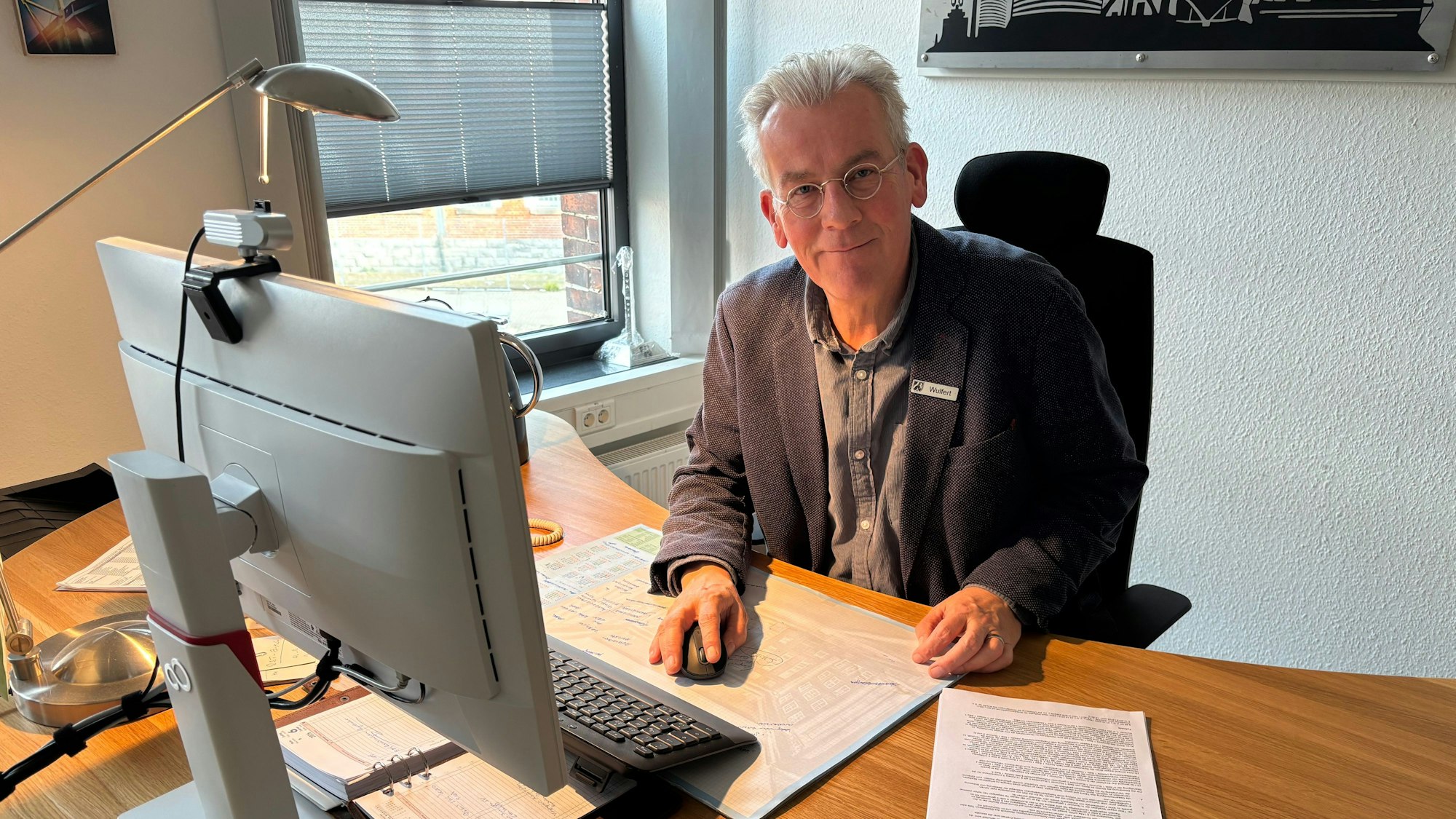 Martin Wulfert, Chef der JVA in Werl, sitzt an seinem Schreibtisch.