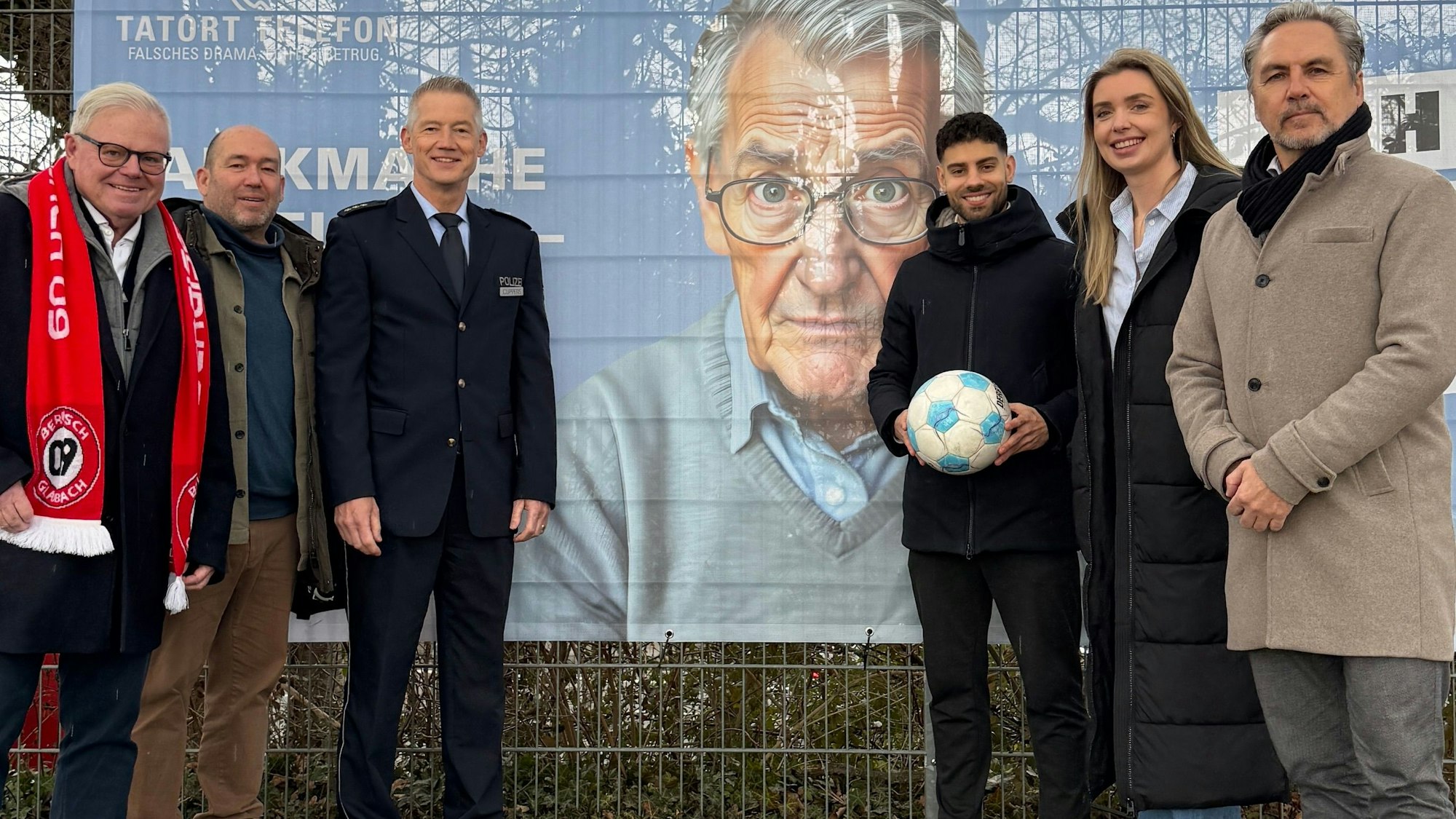 Freuen sich über die neuen Plakate: Klaus-Dieter Becker, Pedro Fatzikis, Achim Cüppers, Claudio Heider, Marie Duske und Stefan Lurz (v.l.).