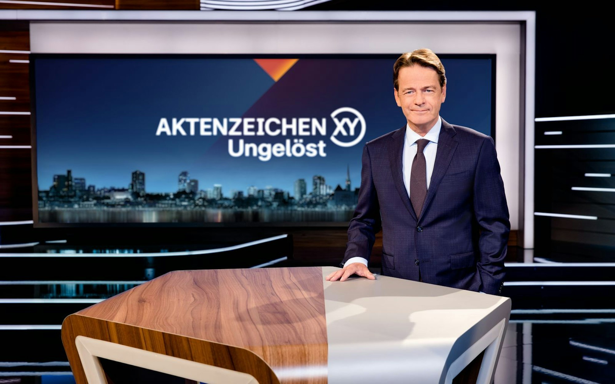 Rudi Cerne stellt bei „Aktenzeichen XY ... ungelöst“ neue Fälle vor, unter anderem den Mordfall Seckin Caglar aus Köln. (Bild: ZDF/Nadine Rupp)