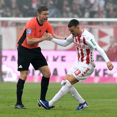 Robert Schröder hilft Said El Mala wieder hoch.