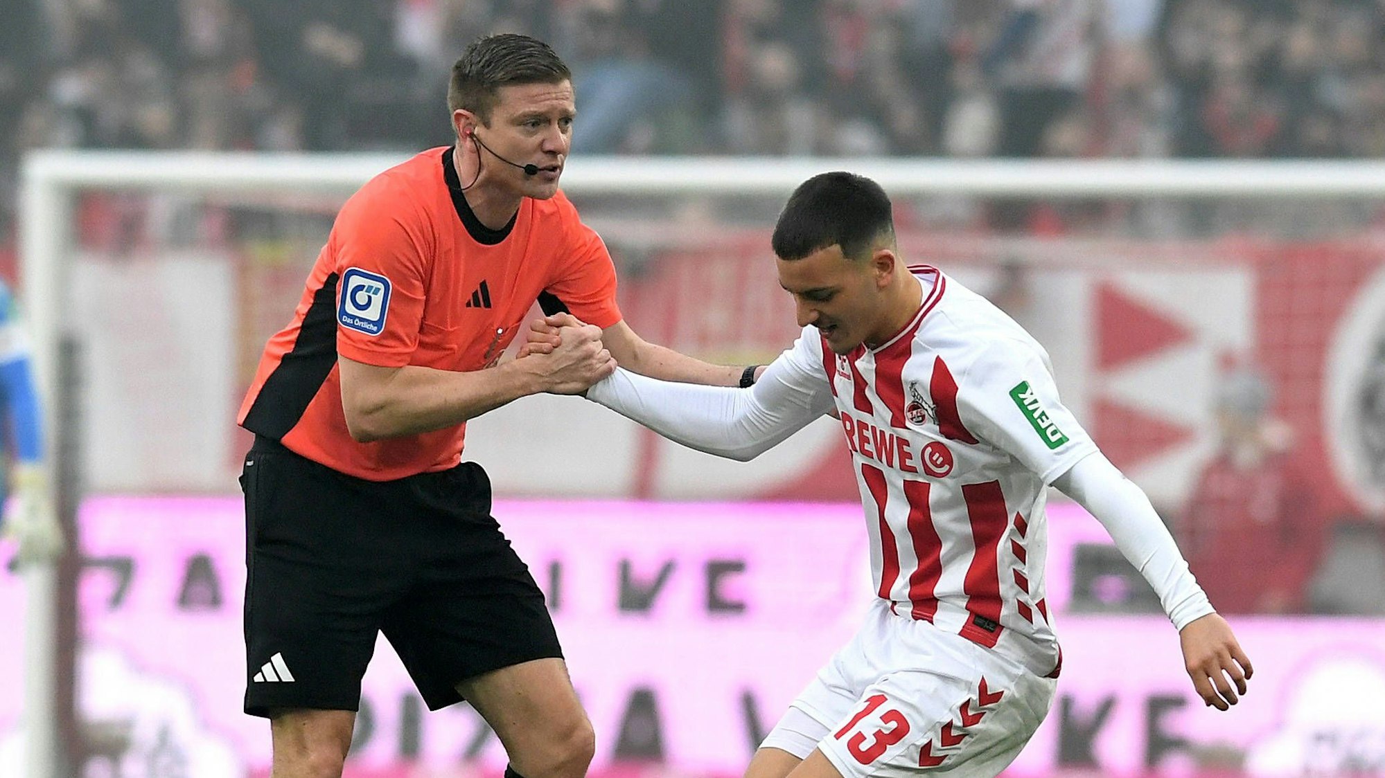 Robert Schröder hilft Said El Mala wieder hoch.