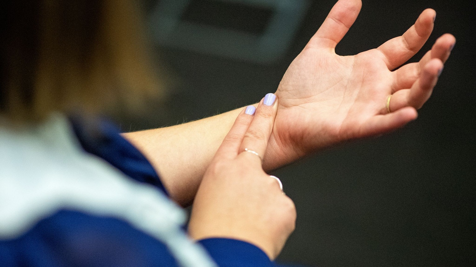 Zwei Finger, 30 Sekunden zählen, mal zwei nehmen – fertig ist der Minutenpuls. Wichtig: Nicht mit dem Daumen messen, der hat seinen eigenen Takt.