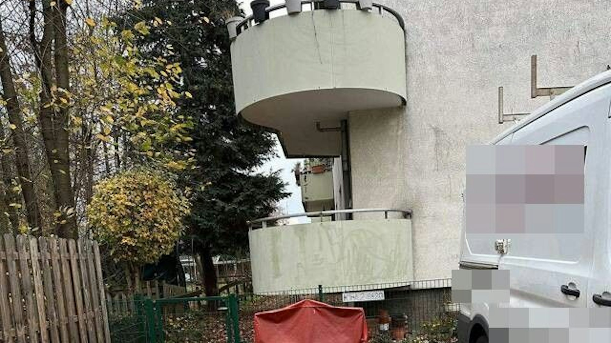 In diesem Gebäude in Köln-Porz wollte Peter Schwung eine Wohnung mit Balkon anmieten. Das Bild stammt aus der Anzeige.