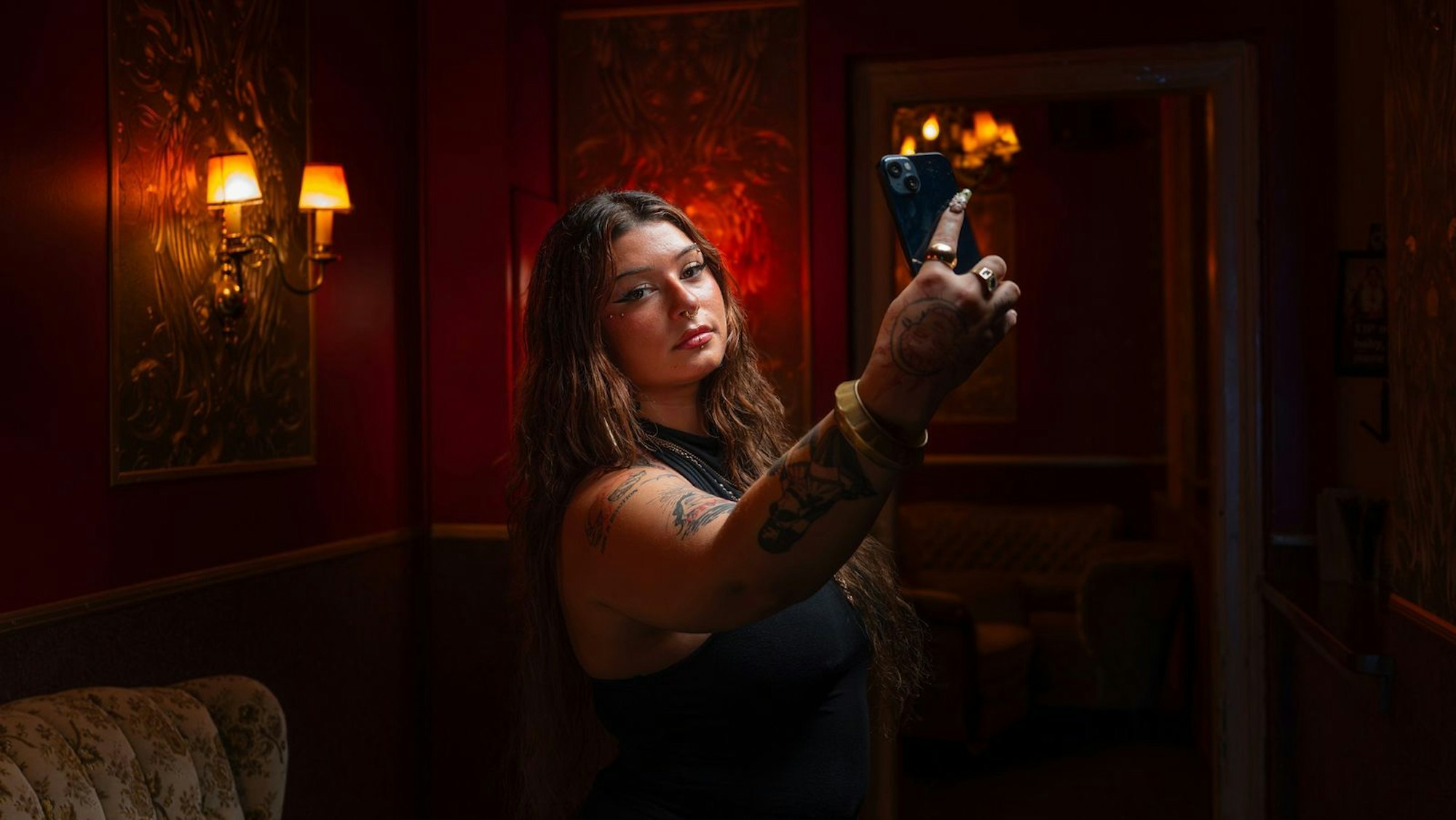 Defne ist türkischer Abstammung und fordert mehr Toleranz für sich und ihre queere Communitiy. (Bild: ZDF / Christine Schroeder)