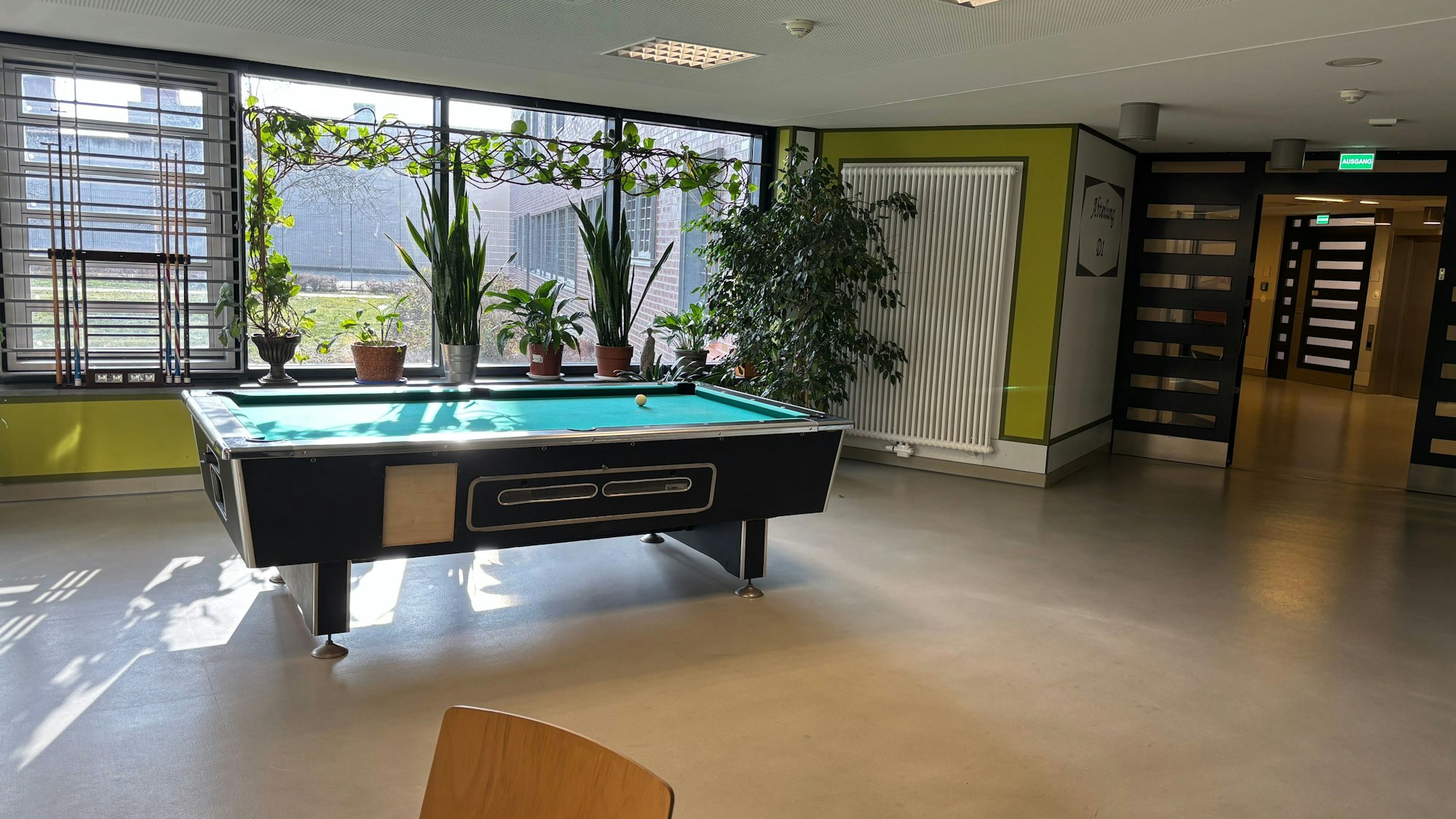 Sicherungsverwahrung JVA Werl: Im Gemeinschaftsbereich steht ein Billiardtisch.