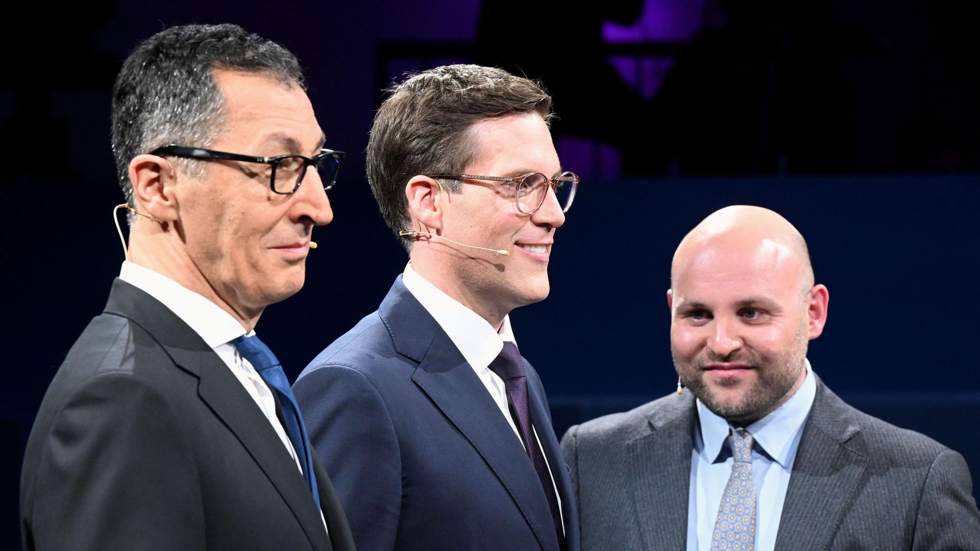 Manuel Hagel (CDU, M.) nimmt zusammen mit Cem Özdemir (Grüne, l.) und Markus Frohnmeier (AfD, r.) beim SWR-Triell teil. Am 8. März wird in Baden-Württemberg ein neuer Landtag gewählt.