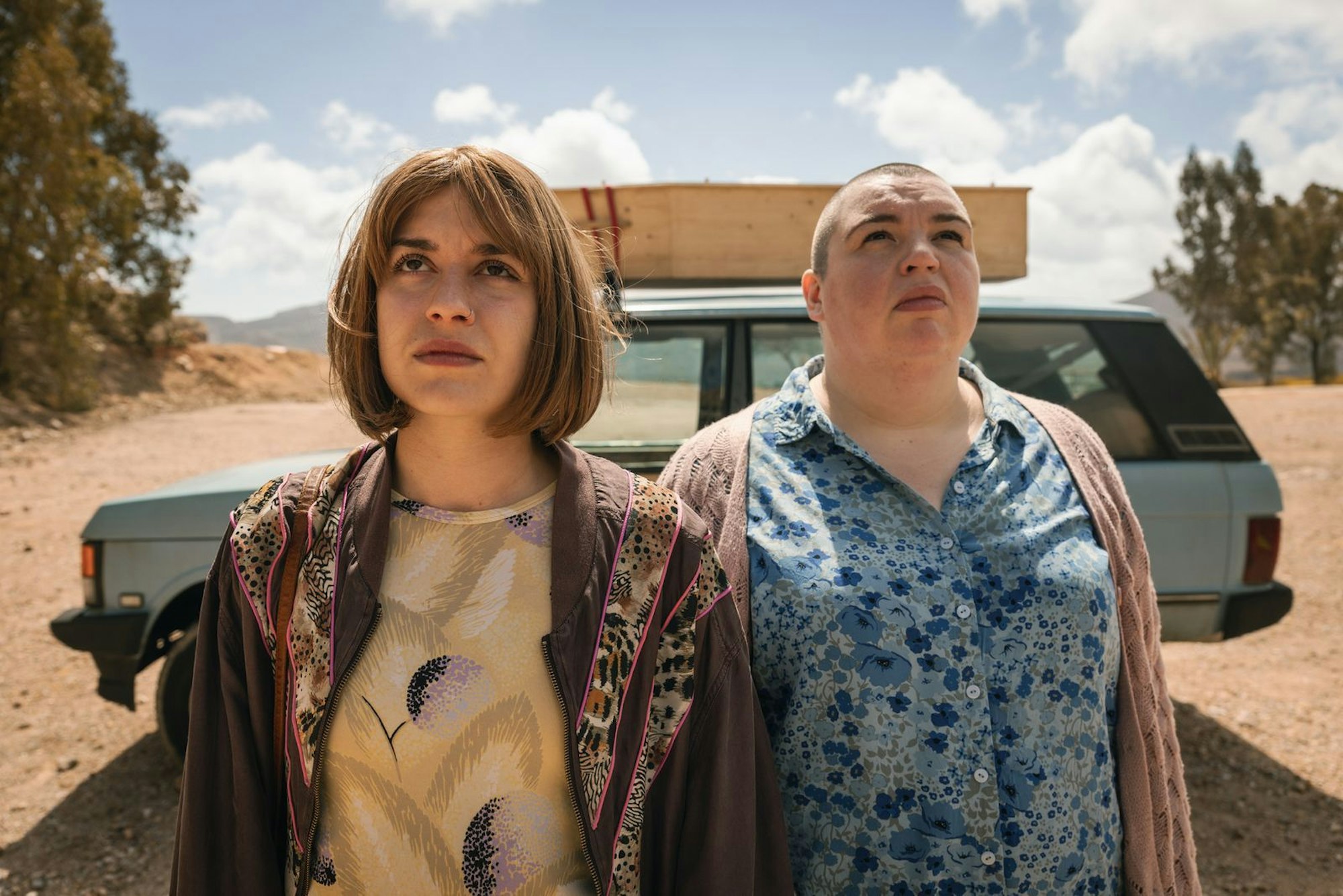 Anna (Emma Rotsaert, links) ist todkrank. Ihr letzter Wunsch besteht darin, gemeinsam mit ihrer Schwester Kat (Marjan De Schutter) in dem Auto ihrer Eltern von Belgien nach Spanien zu fahren. (Bild: ZDF und Michel Vertongen)