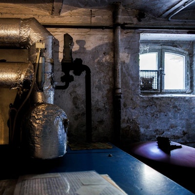 Ein Heizungskeller mit Rohren und Heizung.