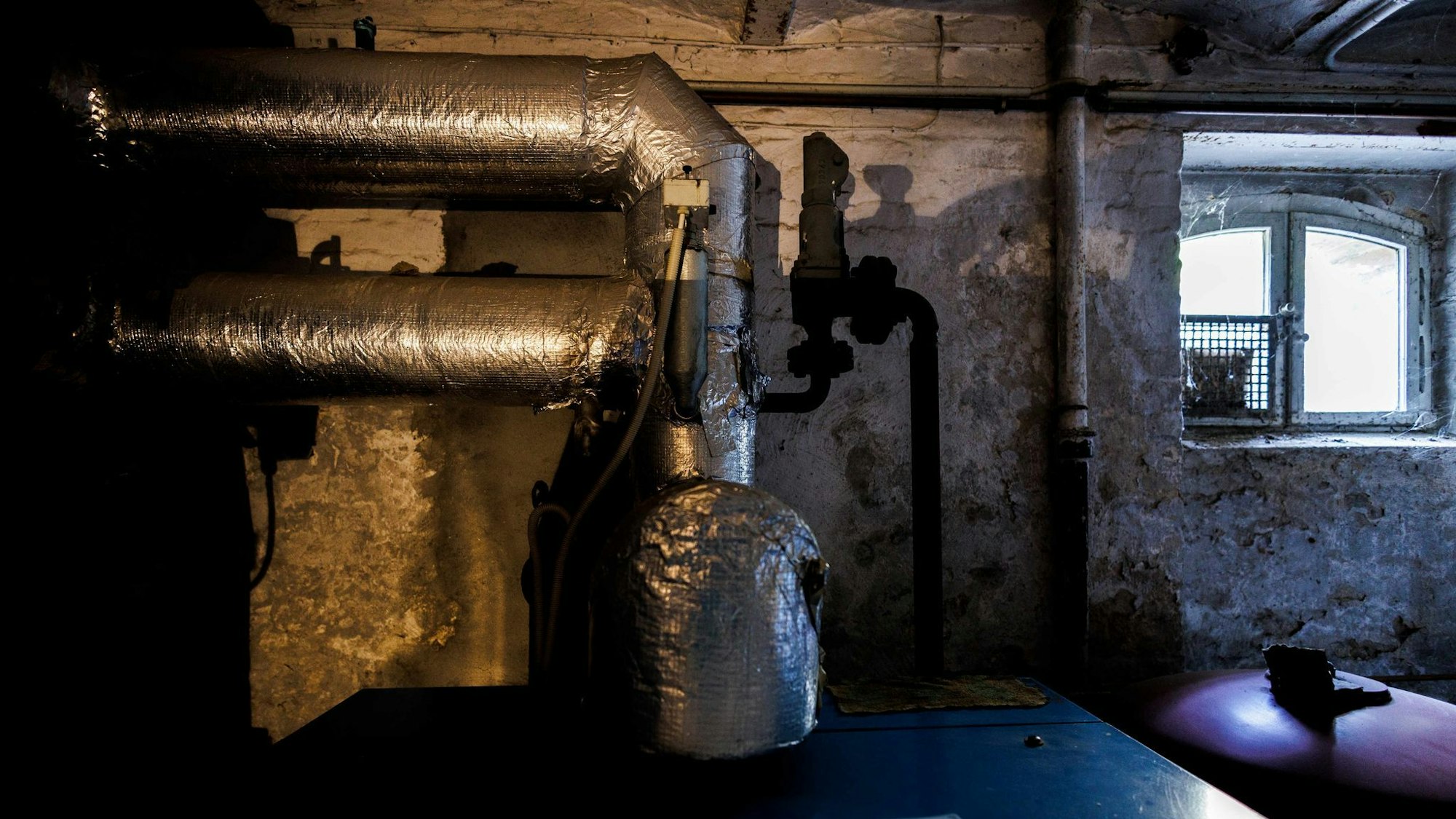 Ein Heizungskeller mit Rohren und Heizung.