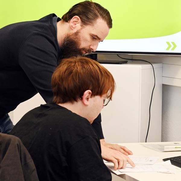 10.02.2026 Köln. Das Jobcenter Köln kümmert sich mit besonderer Kraft um junge Arbeitslose unter25 Jahren. Wie das aussieht, beobachten wir am Wiener Platz. Foto: Alexander Schwaiger
