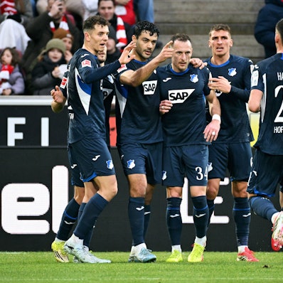 Fussball, Bundesliga, Deutschland, Herren, Saison 2025/2026, 23. Spieltag, Rhein Energie Stadion Köln, 1. FC Köln - TSG Hoffenheim 2:2 Jubel Ozan Kabak TSG nach seinem Tor zum 1:1, zusammen mit Vladimir Coufal TSG, Grischa Prömel TSG, Albian Hajdari TSG. Jubel, Freude, Aktion. *** Soccer, Bundesliga, Germany, Men, Season 2025 2026, Matchday 23, Rhein Energie Stadion Köln, 1 FC Köln TSG Hoffenheim 2 2 Cheers Ozan Kabak TSG after his goal for 1 1, together with Vladimir Coufal TSG , Grischa Prömel TSG , Albian Hajdari TSG cheers, joy, action