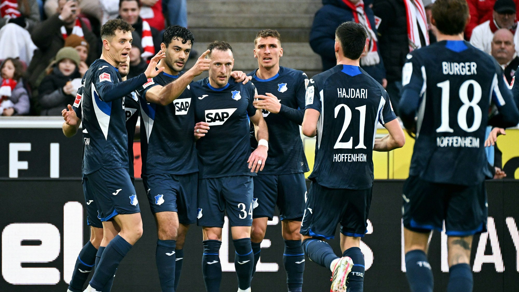 Fussball, Bundesliga, Deutschland, Herren, Saison 2025/2026, 23. Spieltag, Rhein Energie Stadion Köln, 1. FC Köln - TSG Hoffenheim 2:2 Jubel Ozan Kabak TSG nach seinem Tor zum 1:1, zusammen mit Vladimir Coufal TSG, Grischa Prömel TSG, Albian Hajdari TSG. Jubel, Freude, Aktion. *** Soccer, Bundesliga, Germany, Men, Season 2025 2026, Matchday 23, Rhein Energie Stadion Köln, 1 FC Köln TSG Hoffenheim 2 2 Cheers Ozan Kabak TSG after his goal for 1 1, together with Vladimir Coufal TSG , Grischa Prömel TSG , Albian Hajdari TSG cheers, joy, action