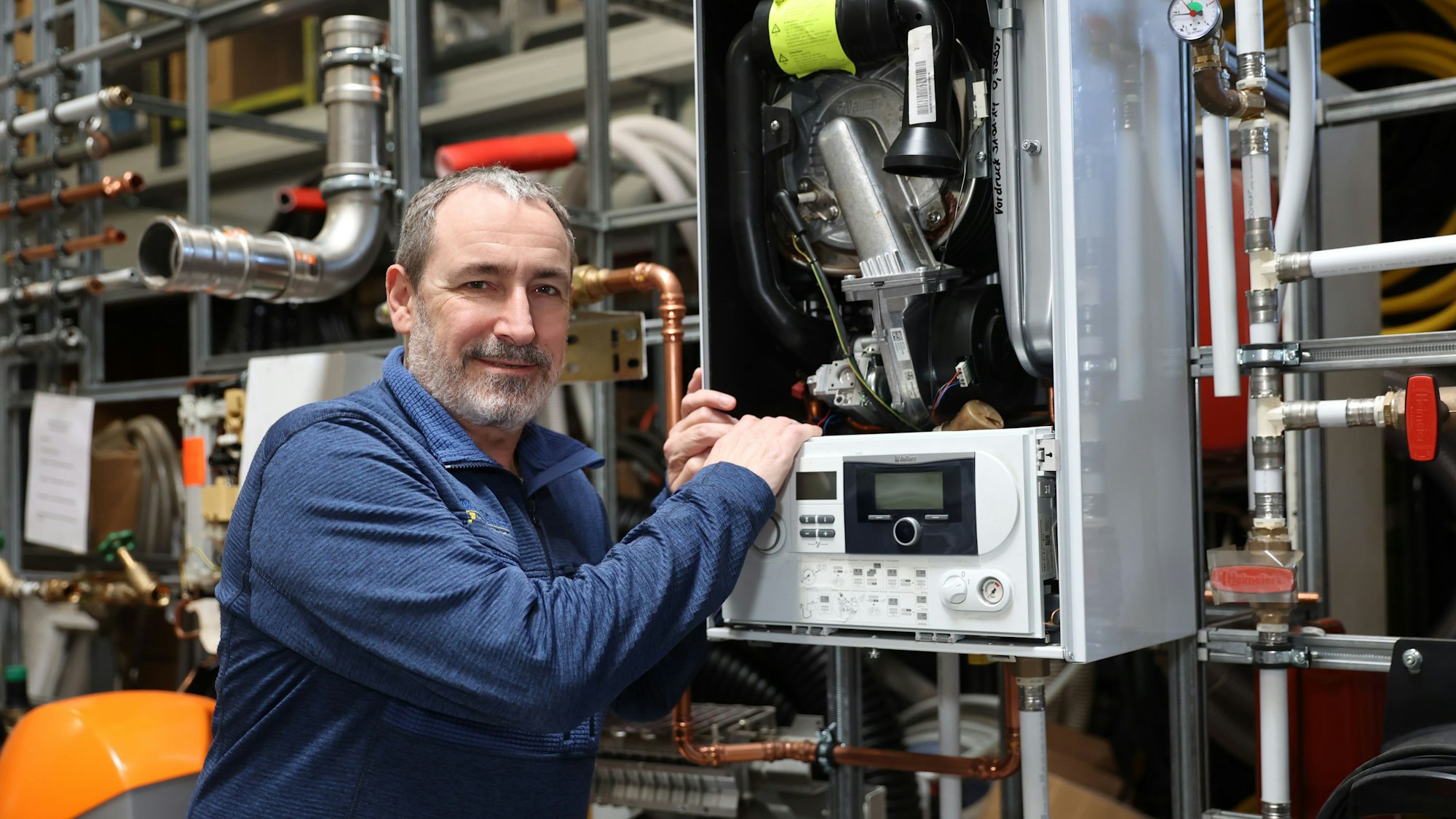 Marc Schmitz, Obermeister der Kölner Innung Sanitär/Heizung/Klima in seinem Betrieb in Köln-Ossendorf.