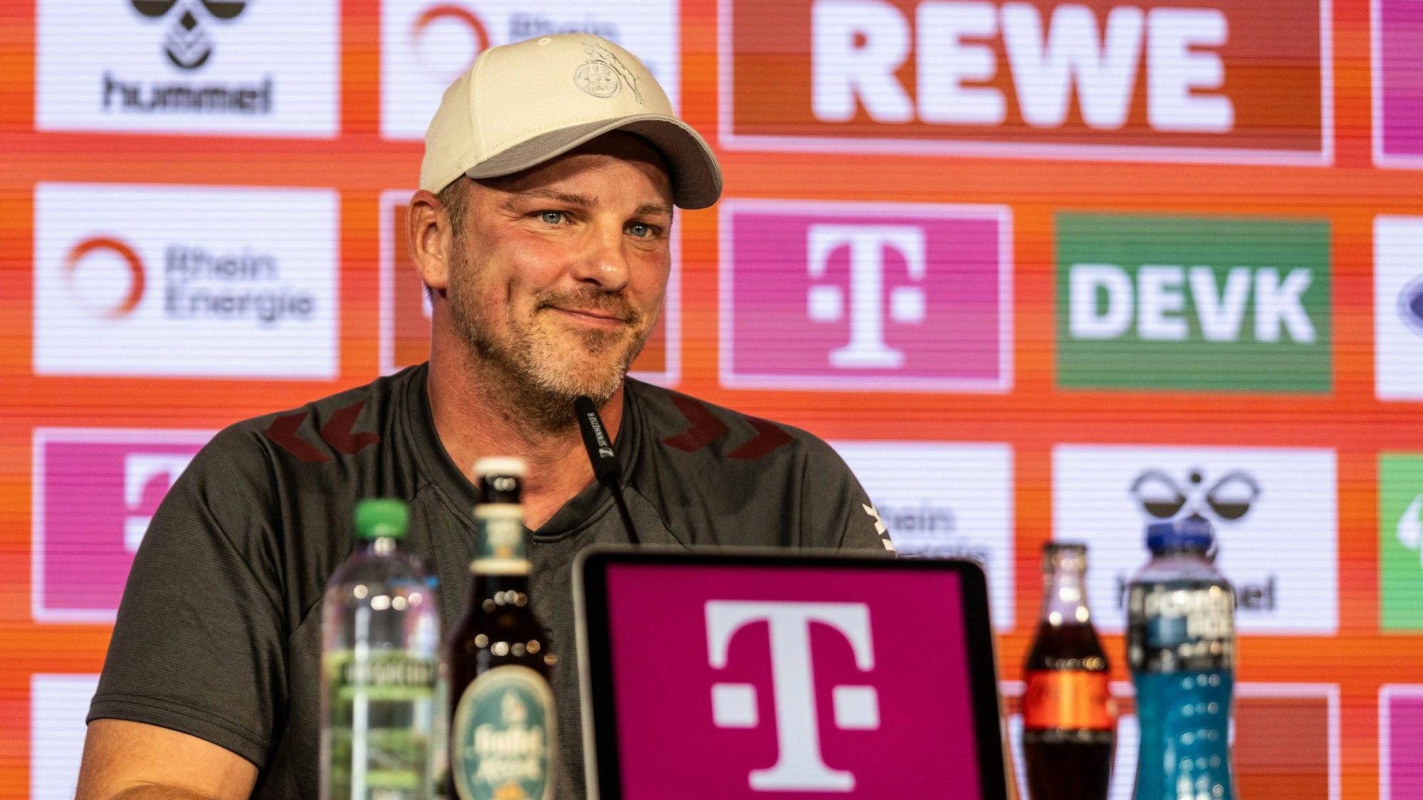 Pressekonferenz, 1.FC Köln, 25.02.2026 Lukas Kwasniok 1.FC Köln, Cheftrainer während der Pressekonferenz vor dem Bundesliga-Spiel gegen FC Leipzig. Pressekonferenz, 1.FC Köln, 25.02.2026 DFL regulations prohibit any use of photographs as image sequences and/or quasi video. *** Press conference, 1 FC Köln, 25 02 2026 Lukas Kwasniok 1 FC Köln, head coach during the press conference before the Bundesliga match against FC Leipzig Press conference, 1 FC Köln, 25 02 2026 DFL regulations prohibit any use of photographs as image sequences and or quasi video Copyright: xBEAUTIFULxSPORTS/Buriakovx