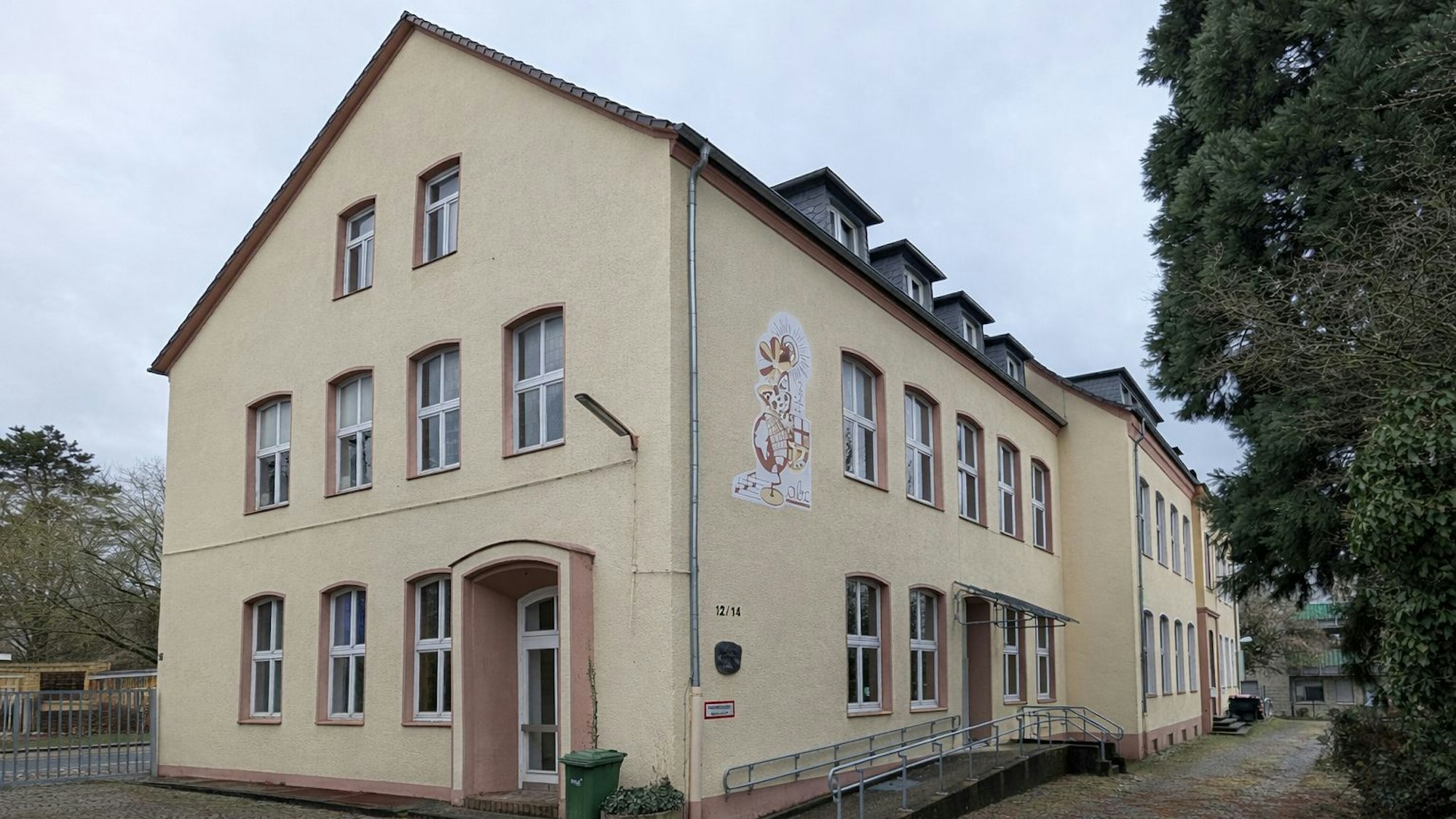 Das Foto zeigt eine Außenaufnahme der ehemaligen Volksschule in Gleuel.