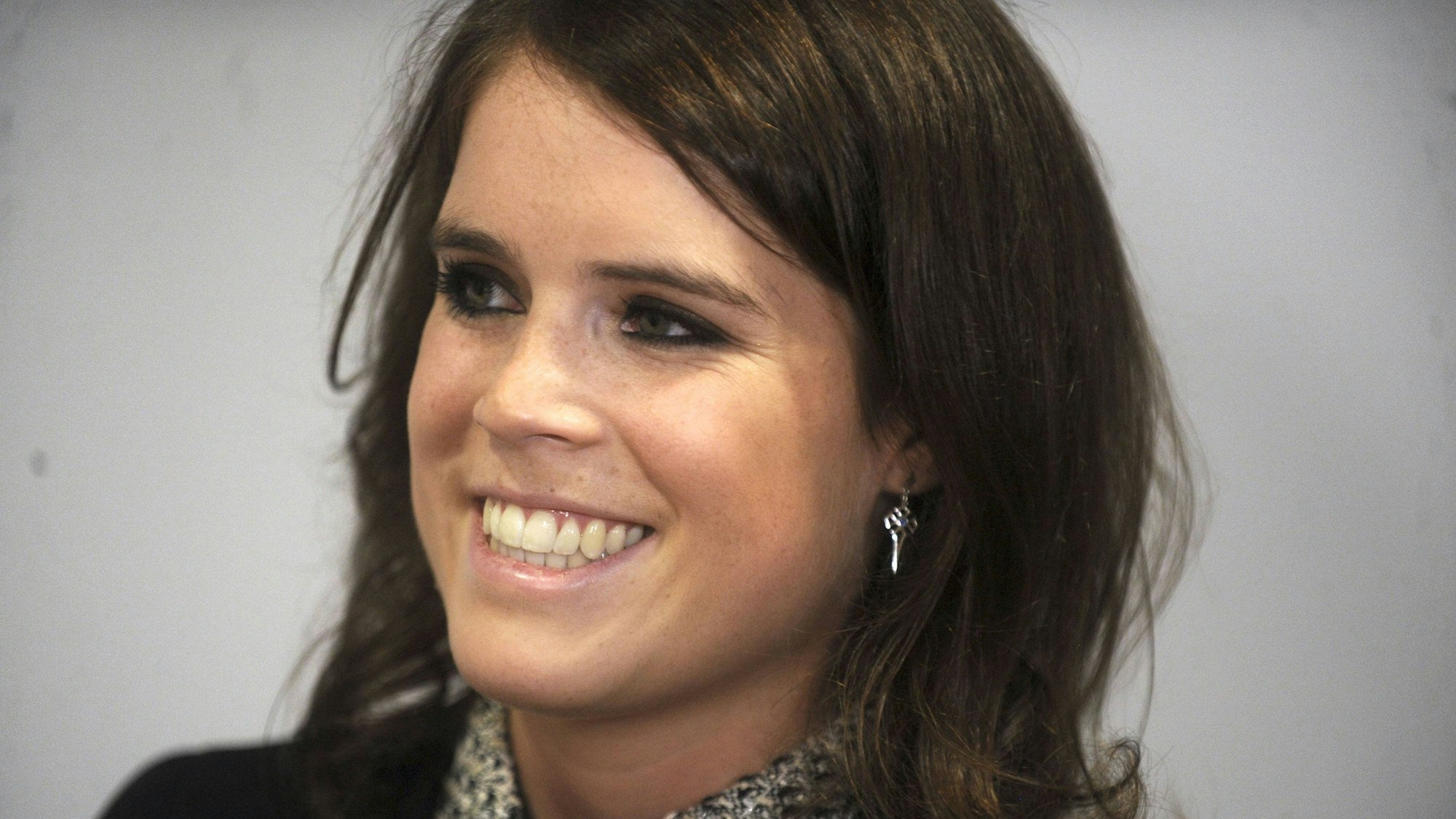 Prinzessin Eugenie lacht und blickt zur Seite.